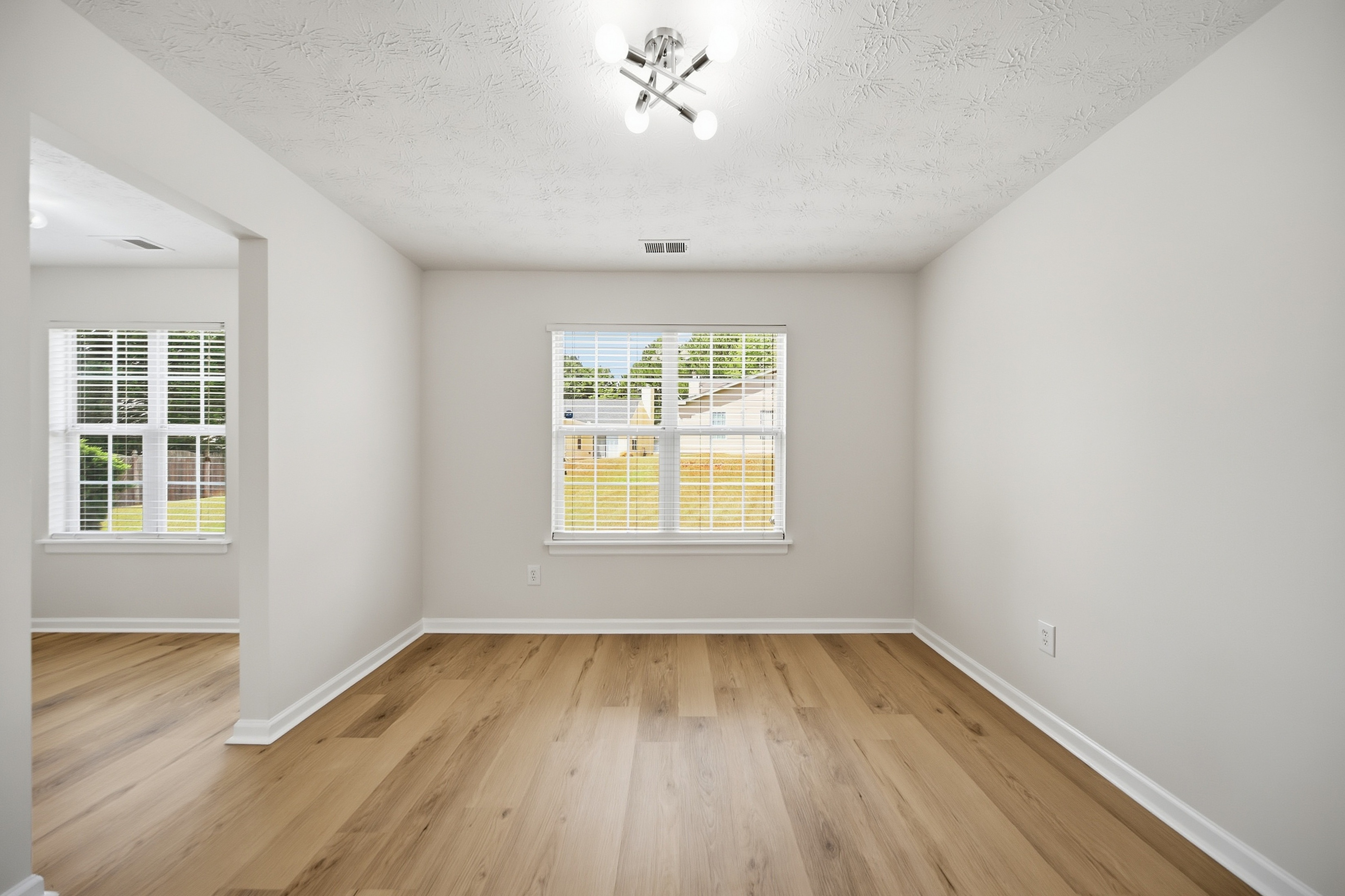Photo 9 of 28 of 2479 Feathertree Ln, Lawrenceville, GA