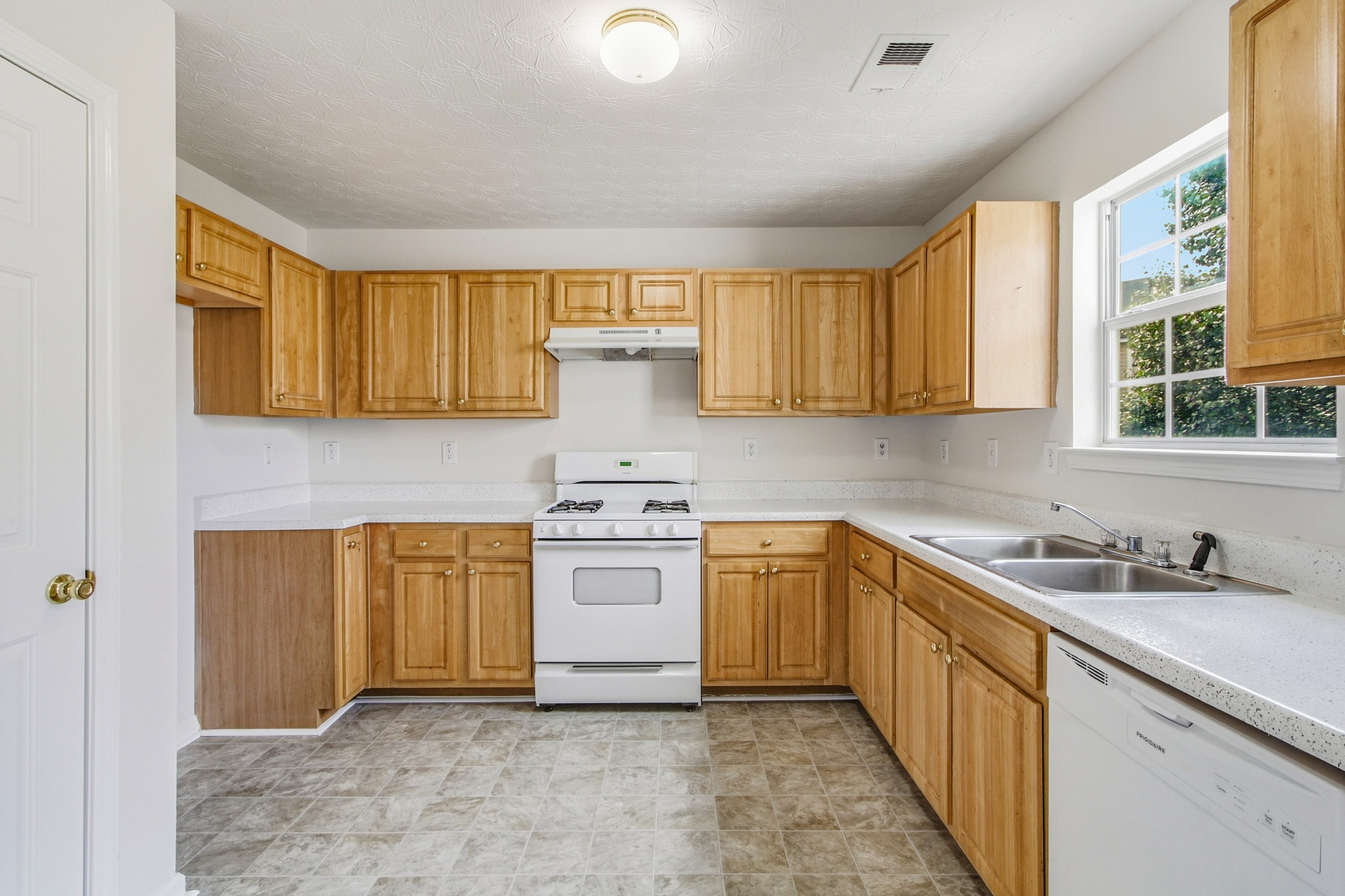 Photo 8 of 33 of 2571 S Hills, Riverdale, GA
