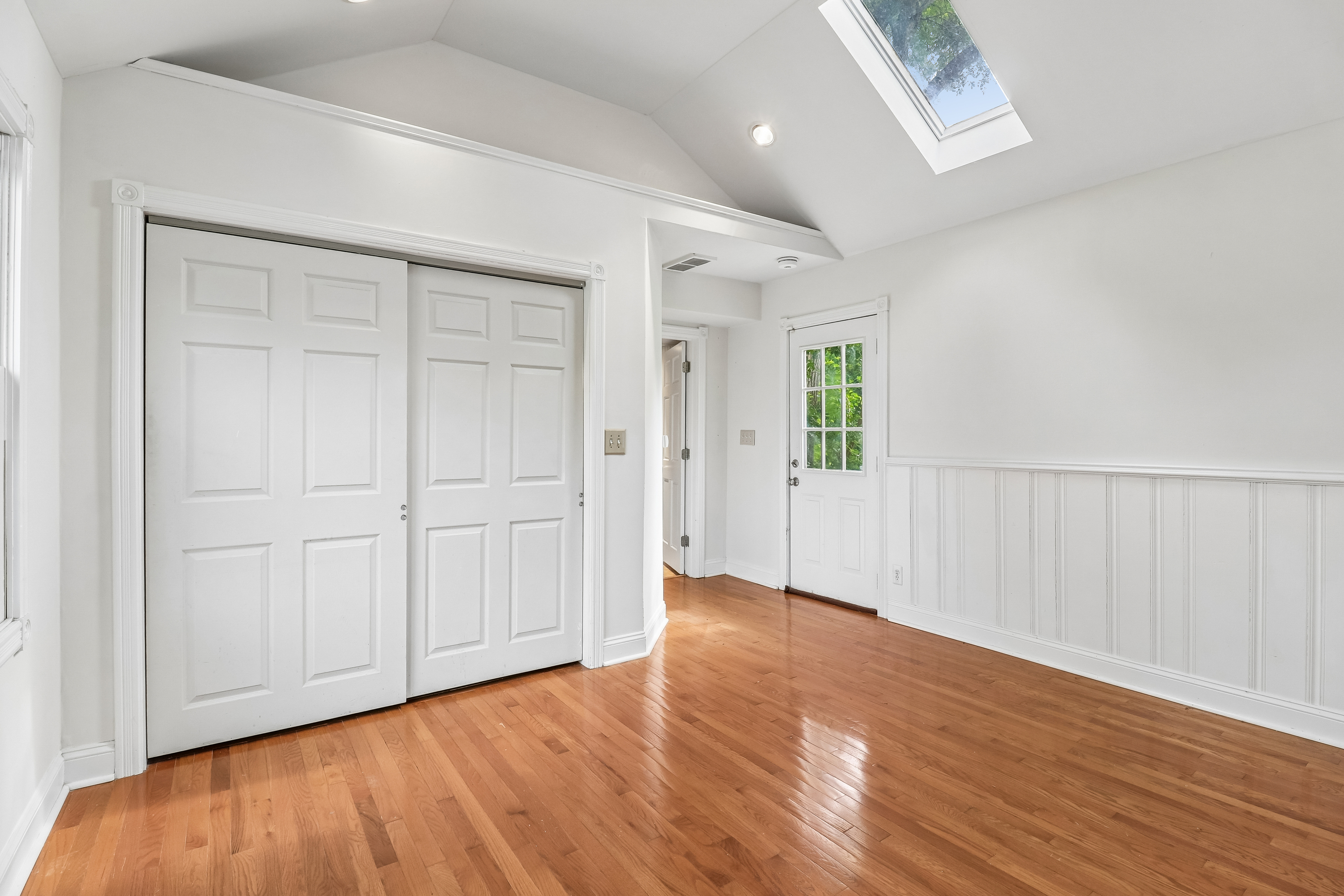 Photo 10 of 35 of 4811 Roslyn Rd, Downers Grove, IL