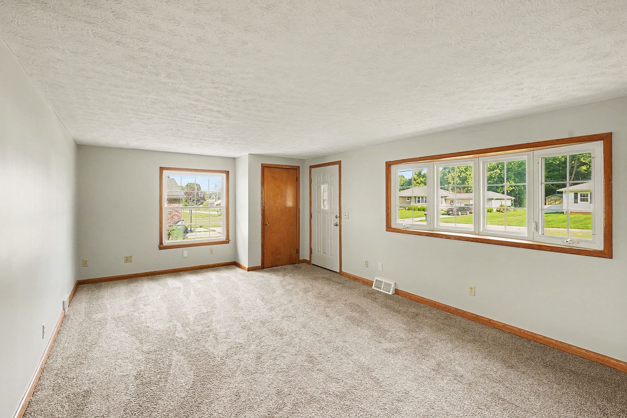 Photo 8 of 28 of 811 Leecrest St NW, Massillon, OH