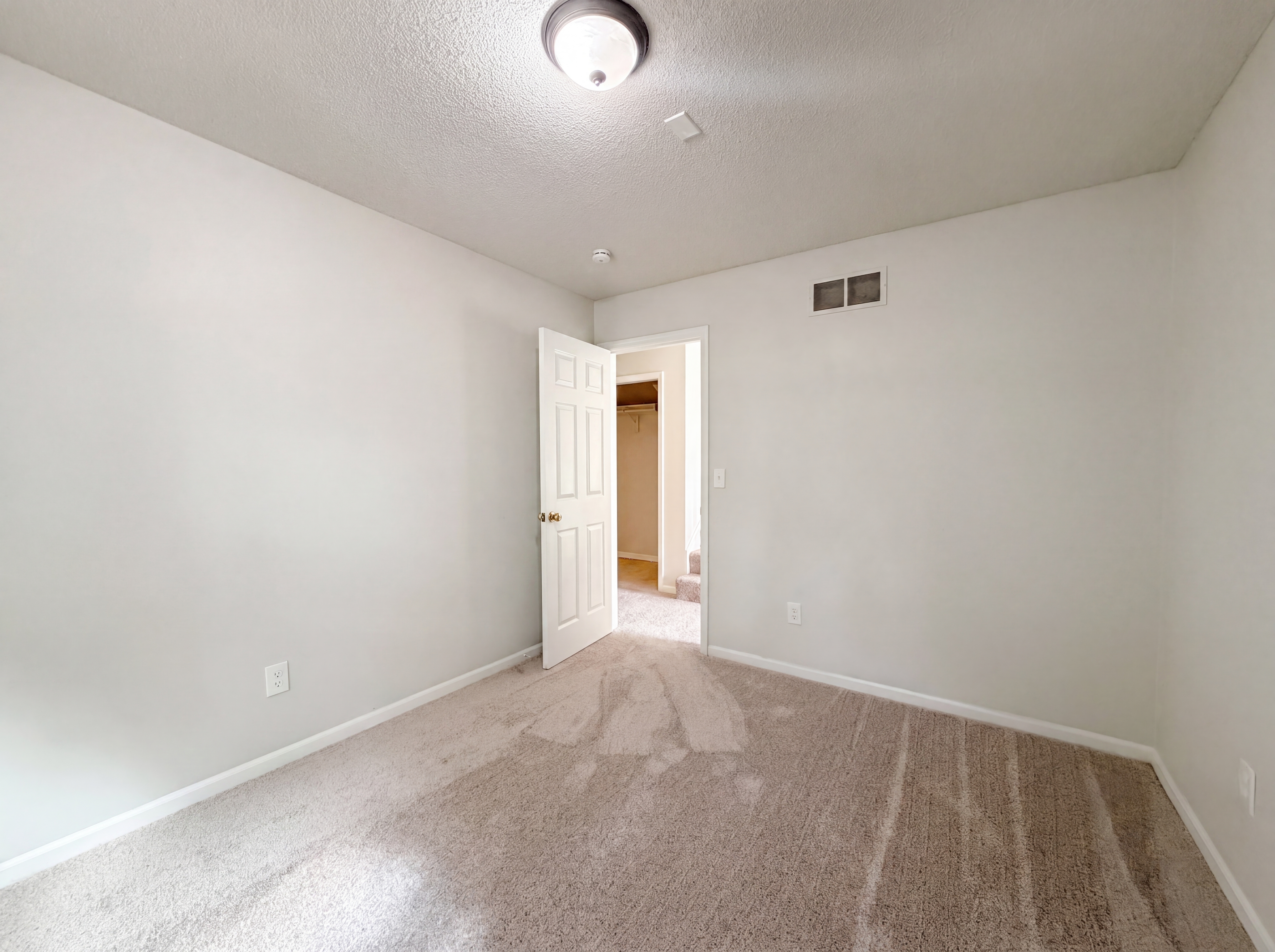 Photo 9 of 26 of 4304 S Shrank Ct, Independence, MO