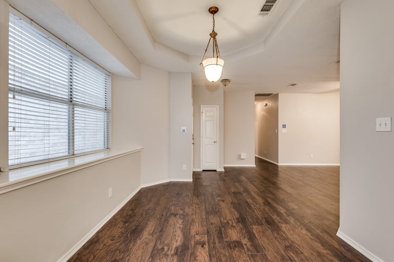 Photo 8 of 21 - 1387 Mimosa Ln, Lewisville, TX 75077