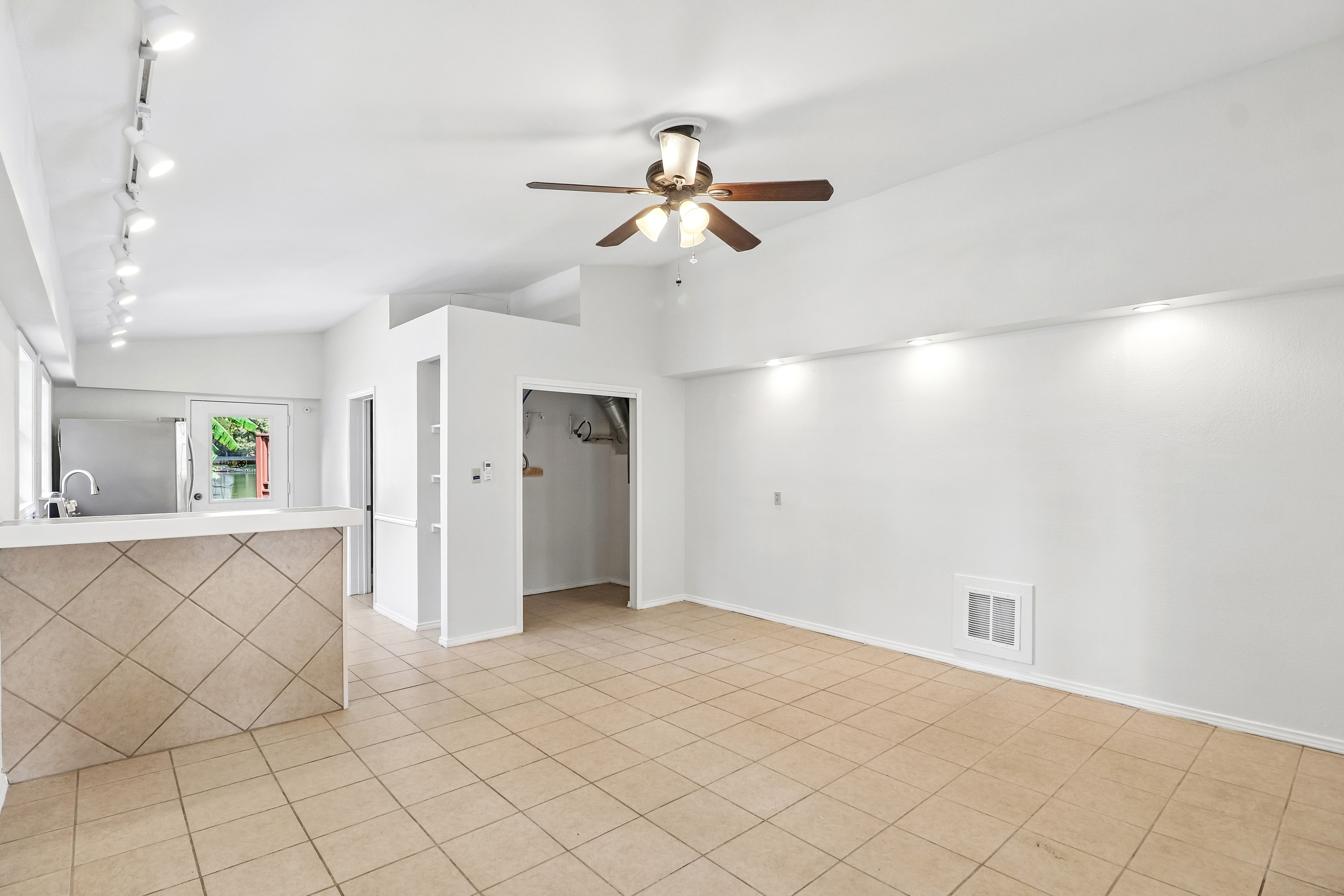 Photo 32 of 47 of 1321 E Zipp Rd, New Braunfels, TX