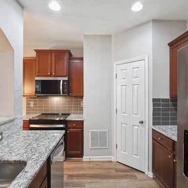 Property photo 2 of 5659 Chatham Cir