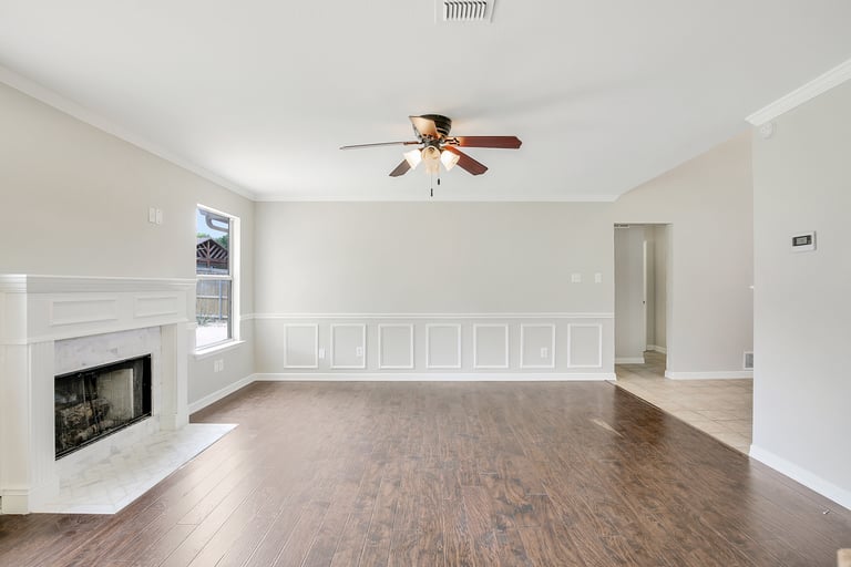 Photo 5 of 27 - 923 Silver Streak Dr, Saginaw, TX 76131