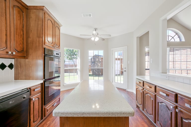 Photo 2 of 30 - 1504 Mountain Laurel Ln, Desoto, TX 75115