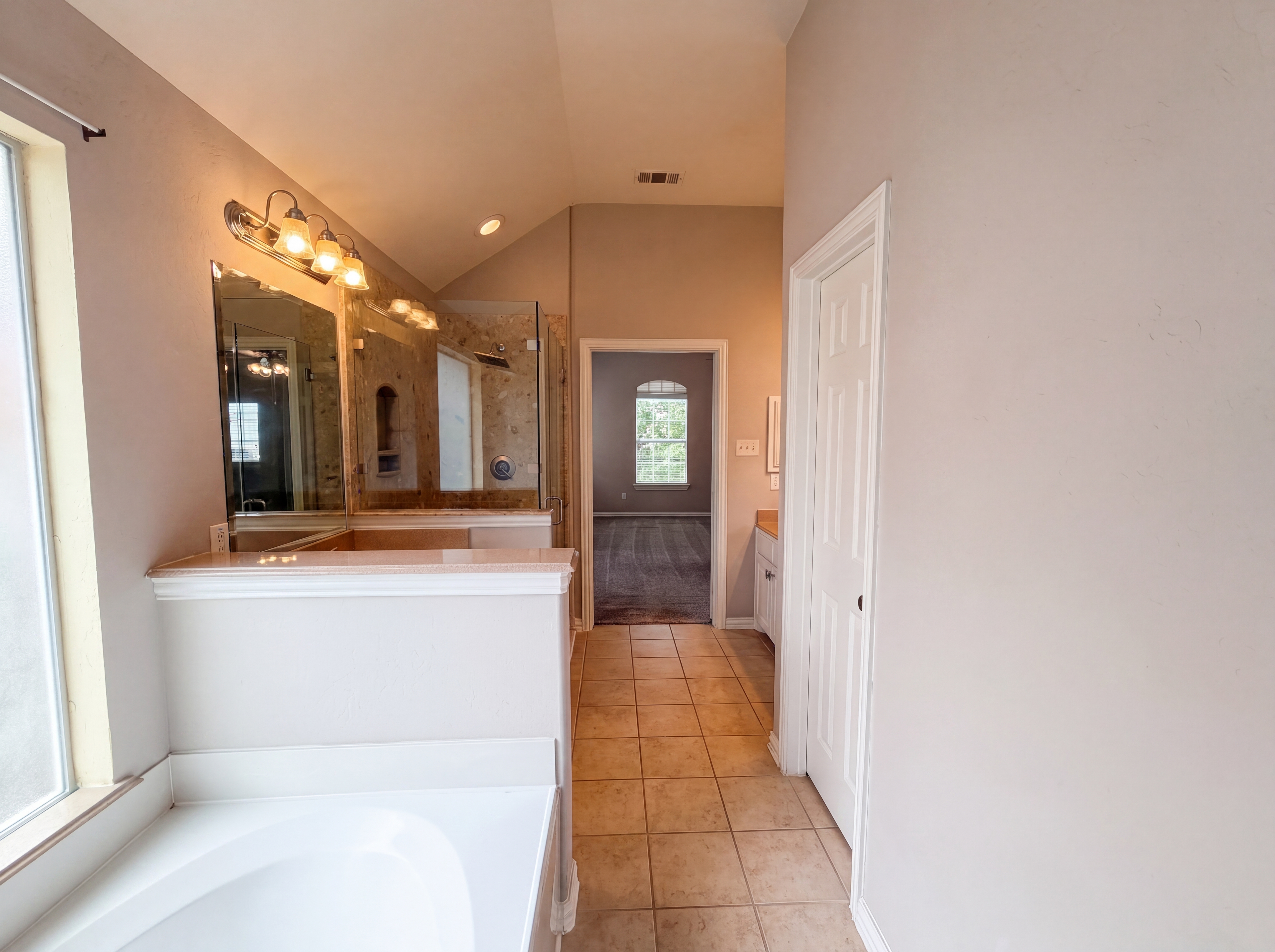 Photo 17 of 32 of 10330 Sandbar Dr, Irving, TX