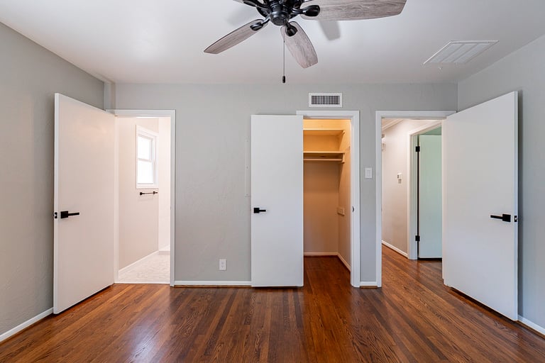 Photo 21 of 29 - 10183 Baronne Cir, Dallas, TX 75218