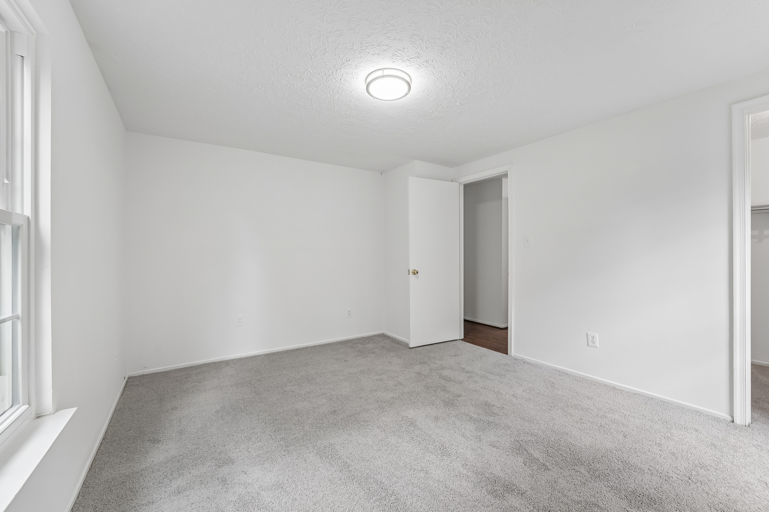 Photo 4 of 19 of 1502 Clearfield Cir, Severn, MD
