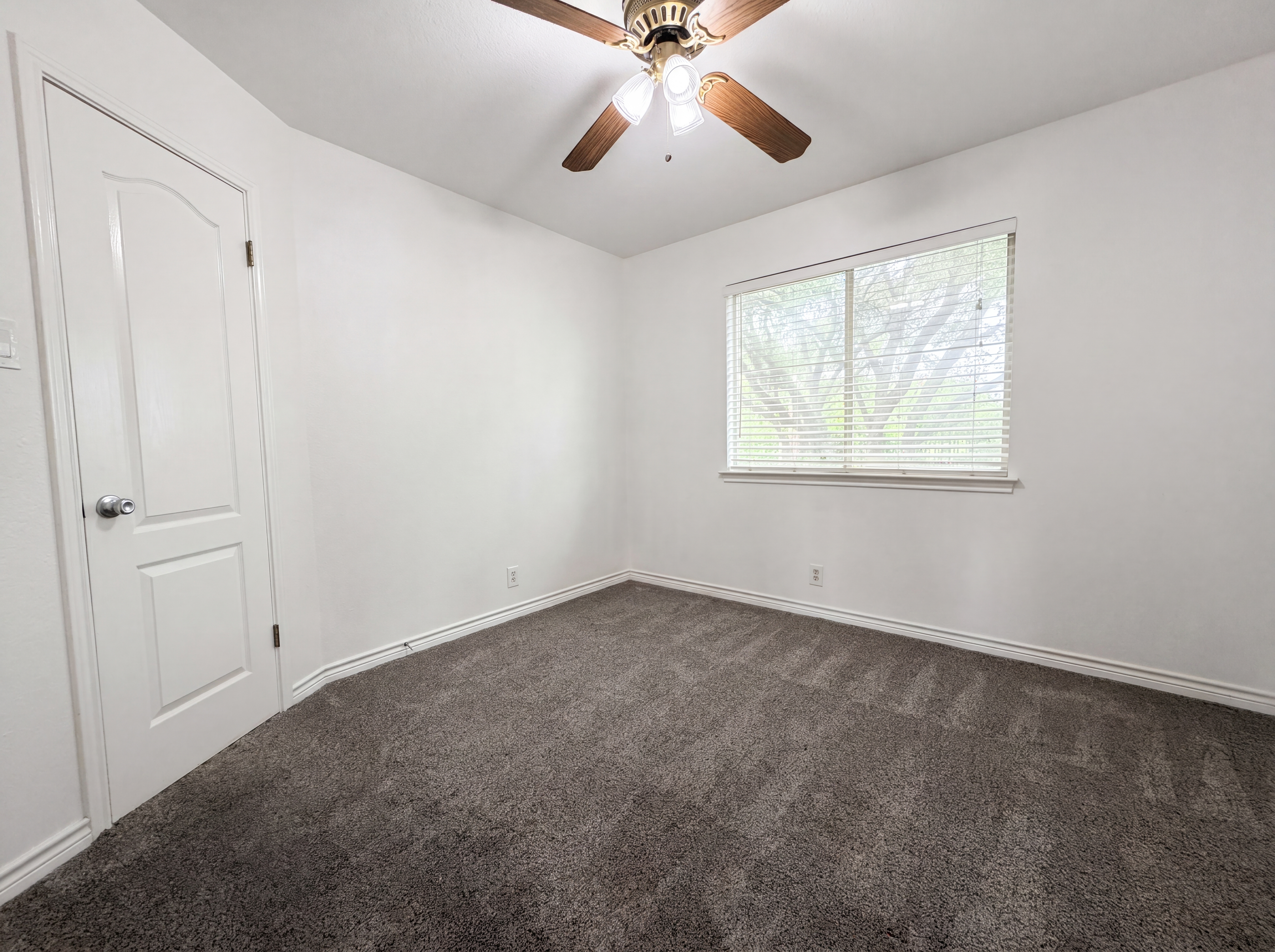 Photo 11 of 18 of 8423 Berry Knoll Dr, Universal City, TX