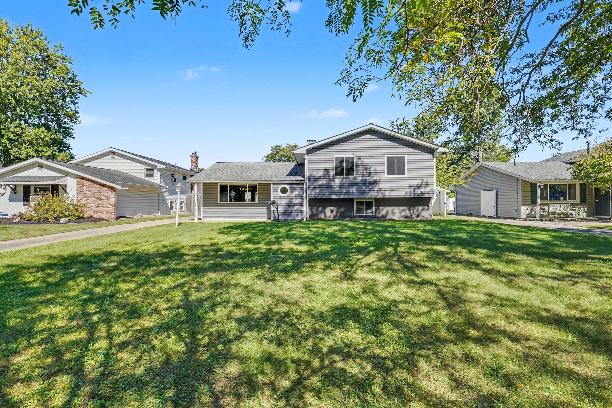Photo 7 of 35 of 25142 Deerfield Dr, North Olmsted, OH