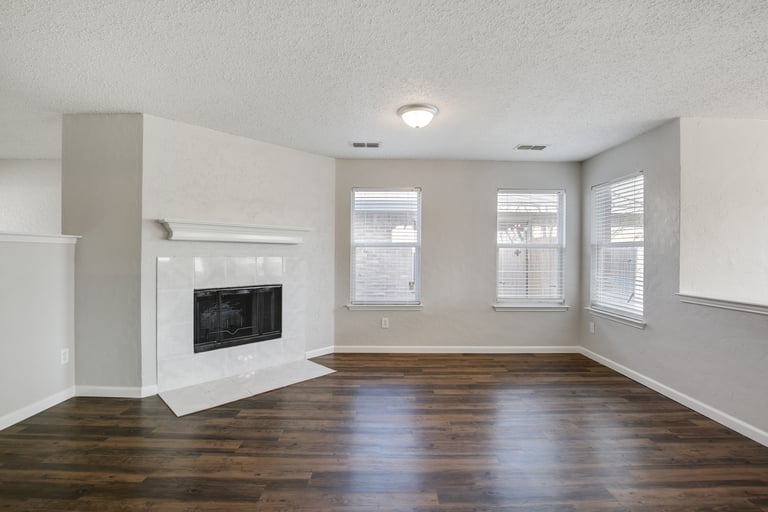Photo 5 of 27 - 7924 Hidden Brook Dr, Fort Worth, TX 76120