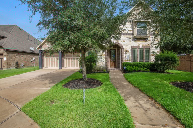 Photo 1 of 17 - 10906 Lombardia Ct, Richmond, TX 77406