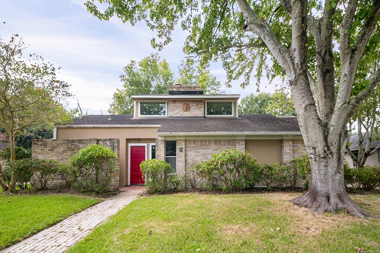 Photo 1 of 35 - 15014 Penn Hills Ln, Houston, TX 77062
