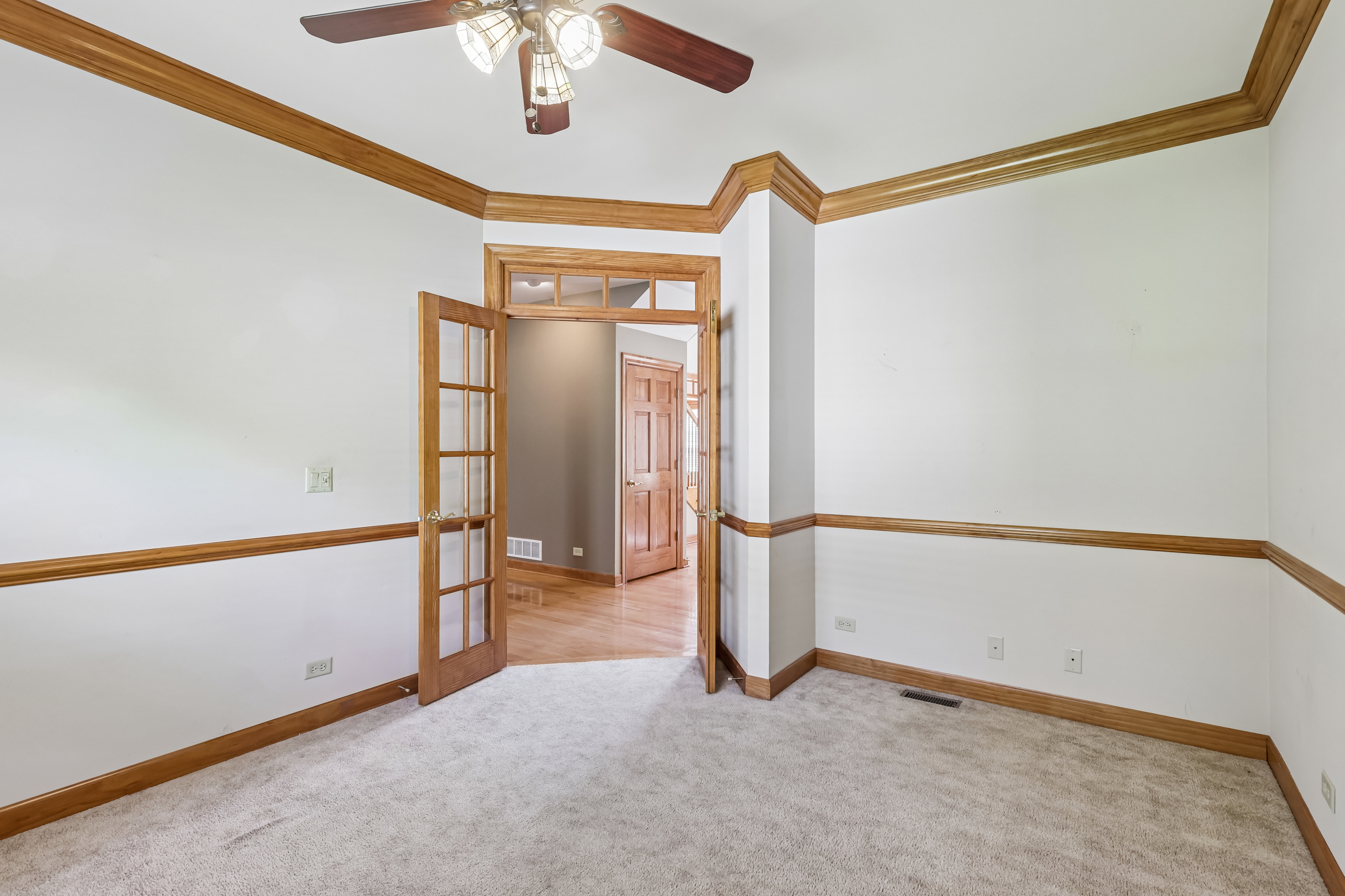 Photo 14 of 41 of 426 Heatherwood Dr, Oswego, IL