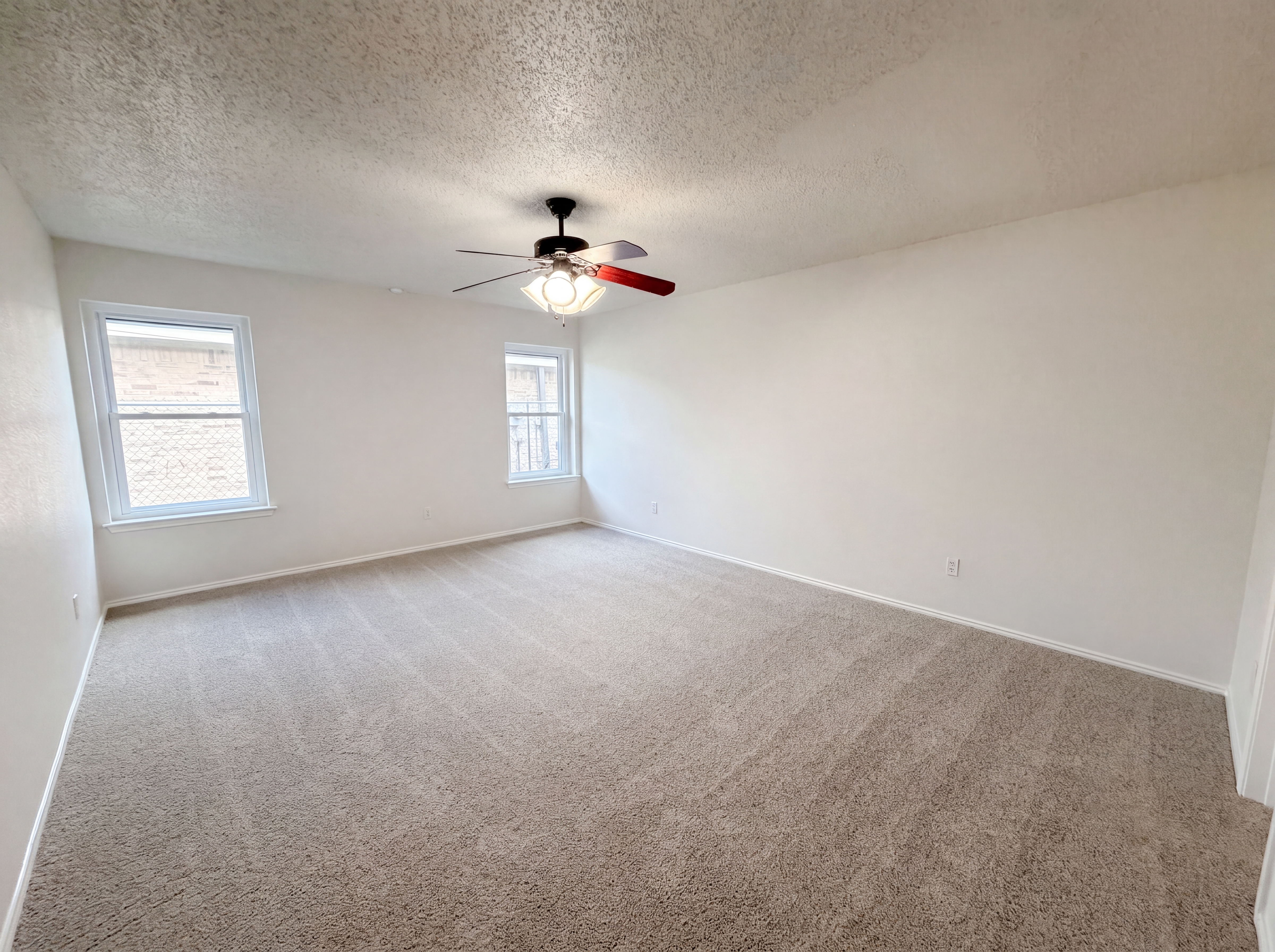 Photo 4 of 18 of 10304 Pondwood Dr, Dallas, TX