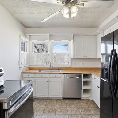 Property photo 2 of 210 Gale Dr NE