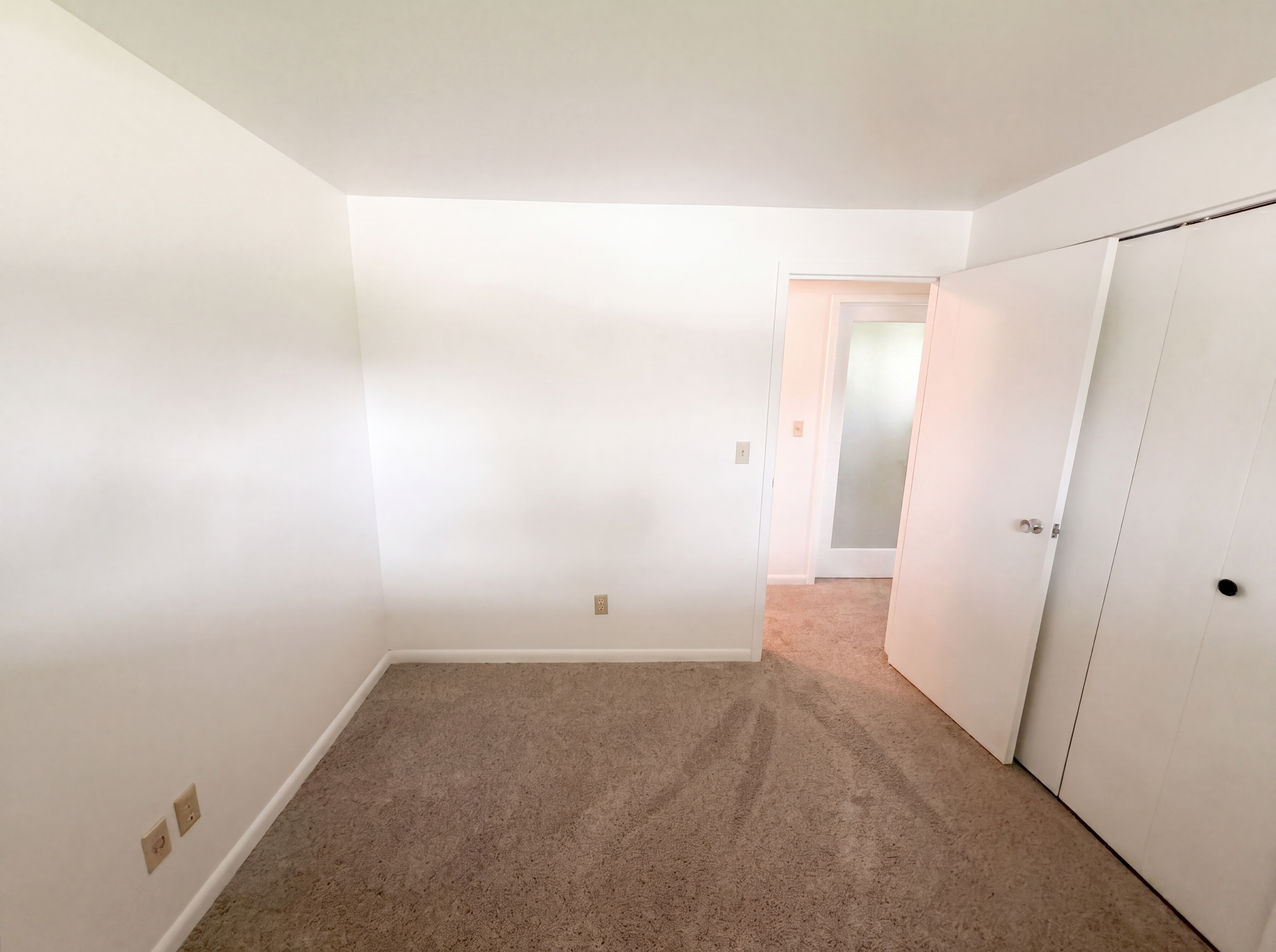 Photo 4 of 19 of 924 Miriam Dr W, Columbus, OH