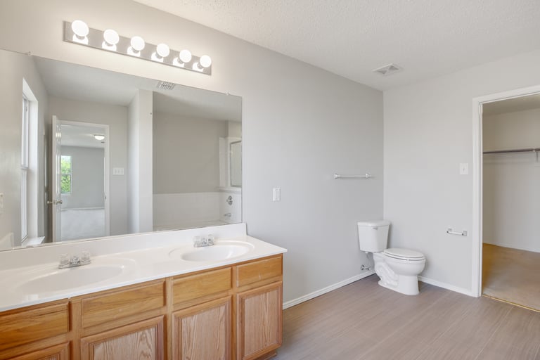 Photo 19 of 27 - 7924 Hidden Brook Dr, Fort Worth, TX 76120