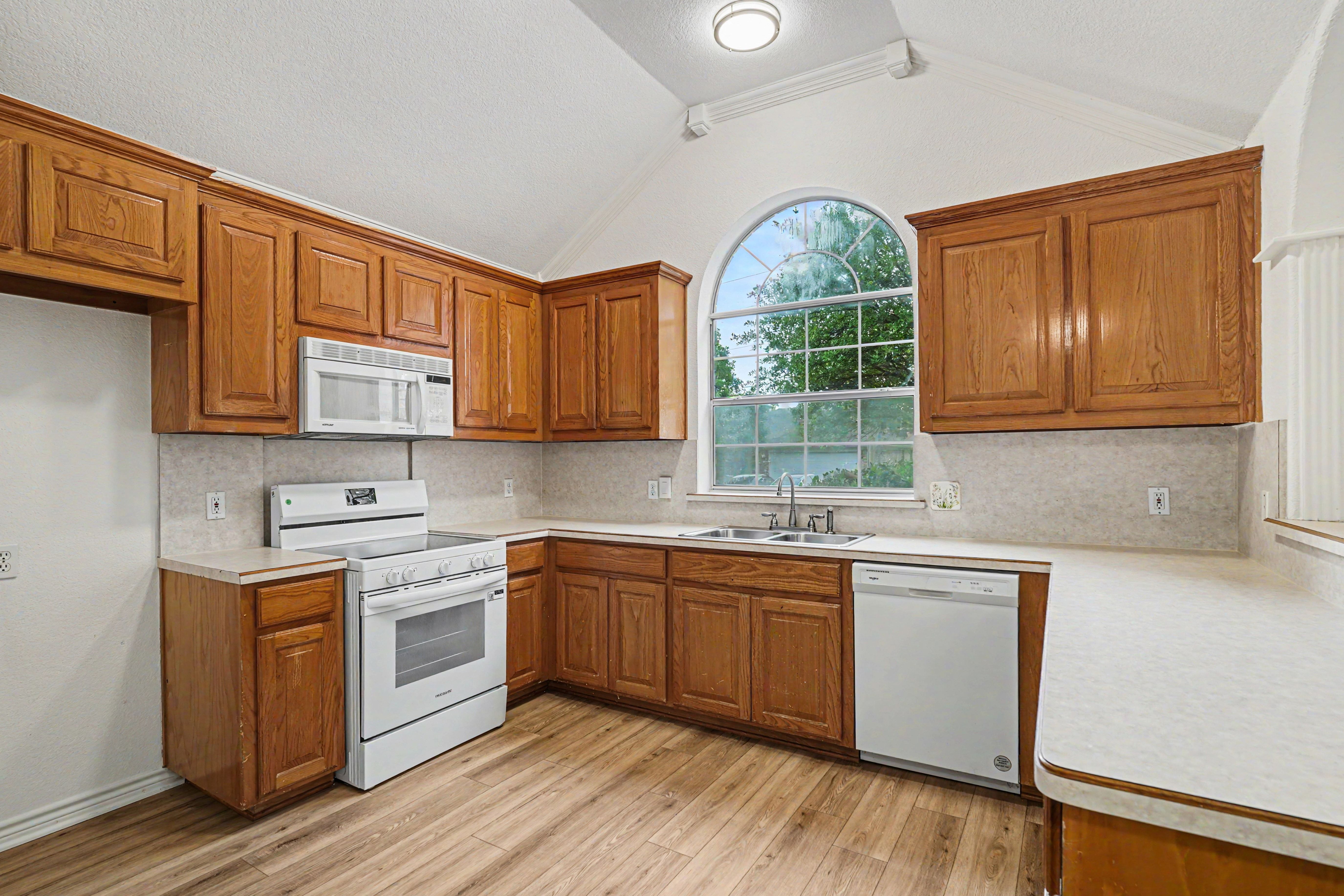 Photo 2 of 17 of 1504 Clover Ln, Granbury, TX