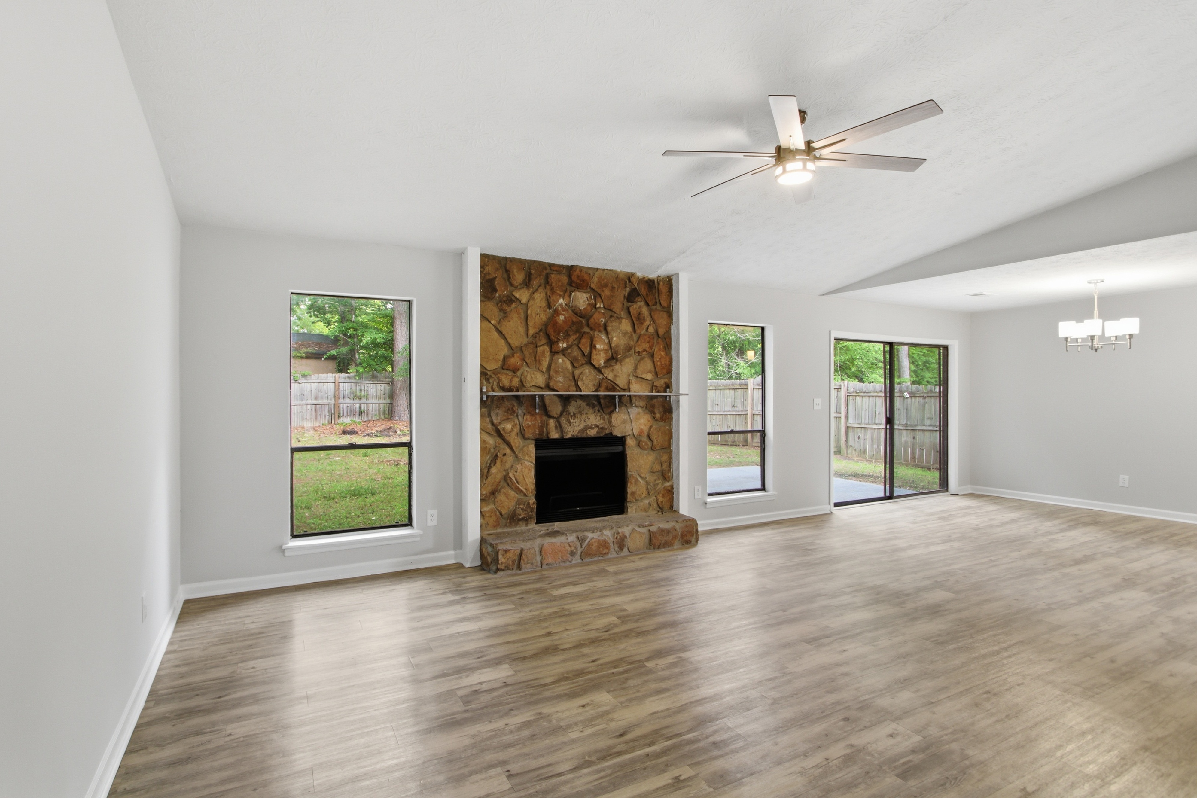 Photo 12 of 31 of 8132 Creekstone Ct, Riverdale, GA