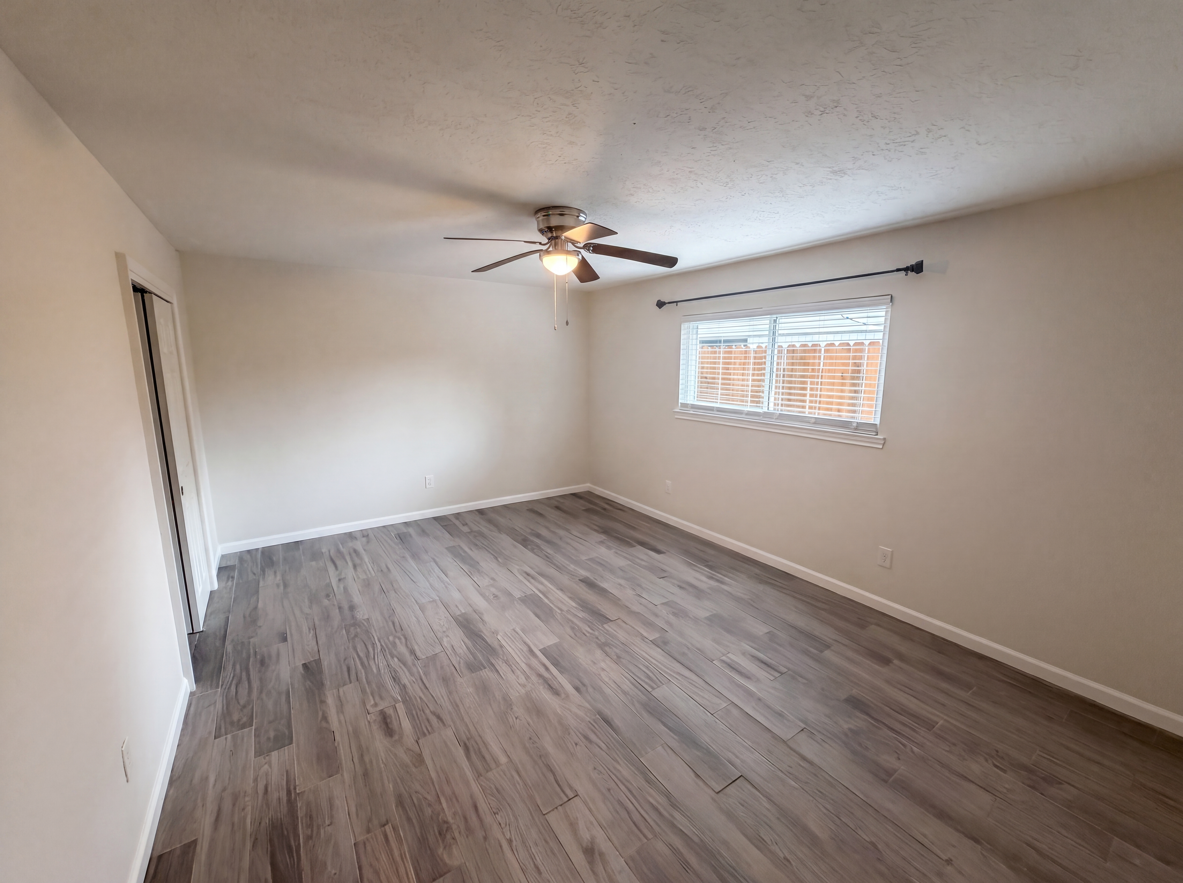 Photo 4 of 23 of 5116 E Bayou Dr, Dickinson, TX