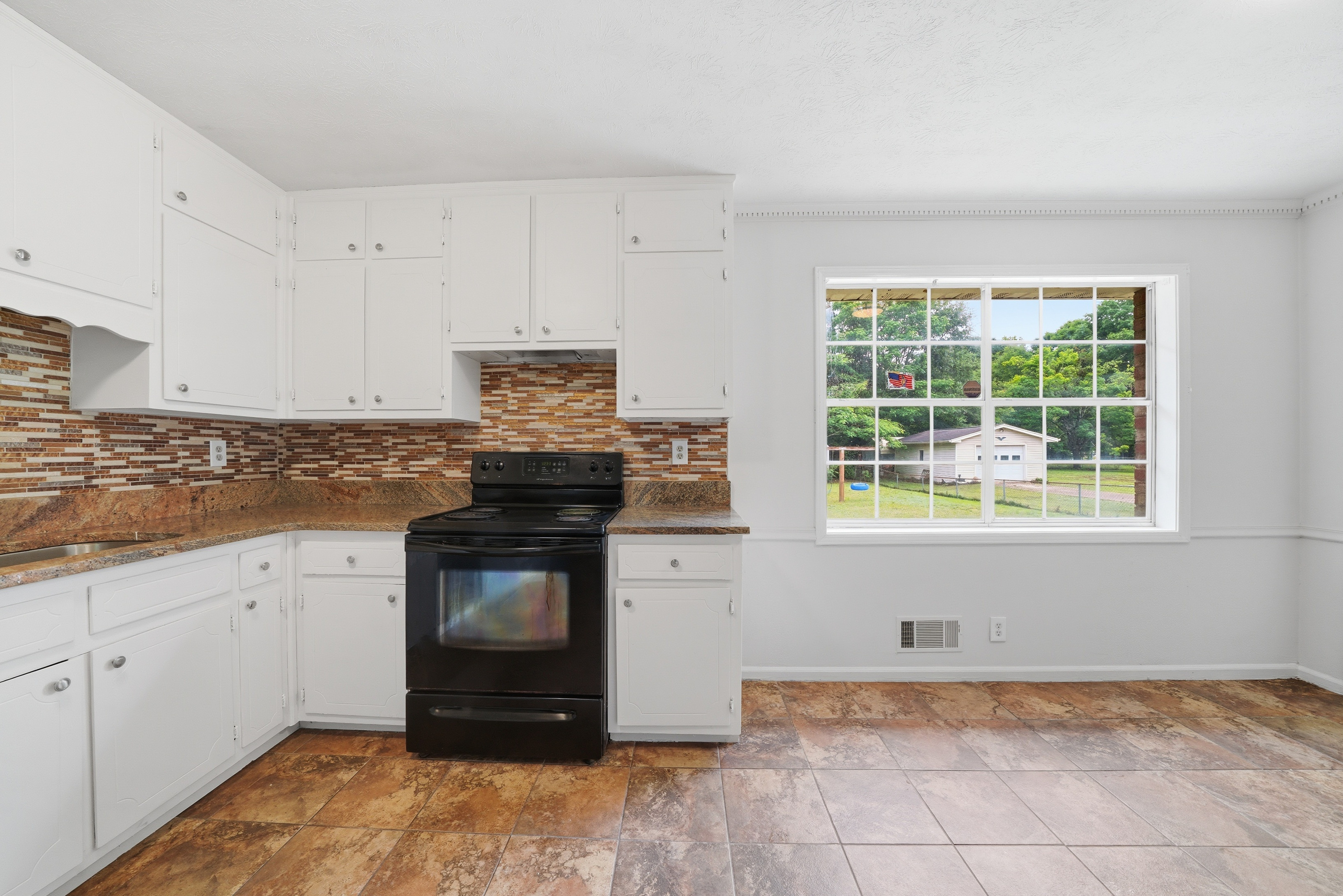 Photo 10 of 30 of 930 Cochise Trl SE, Conyers, GA