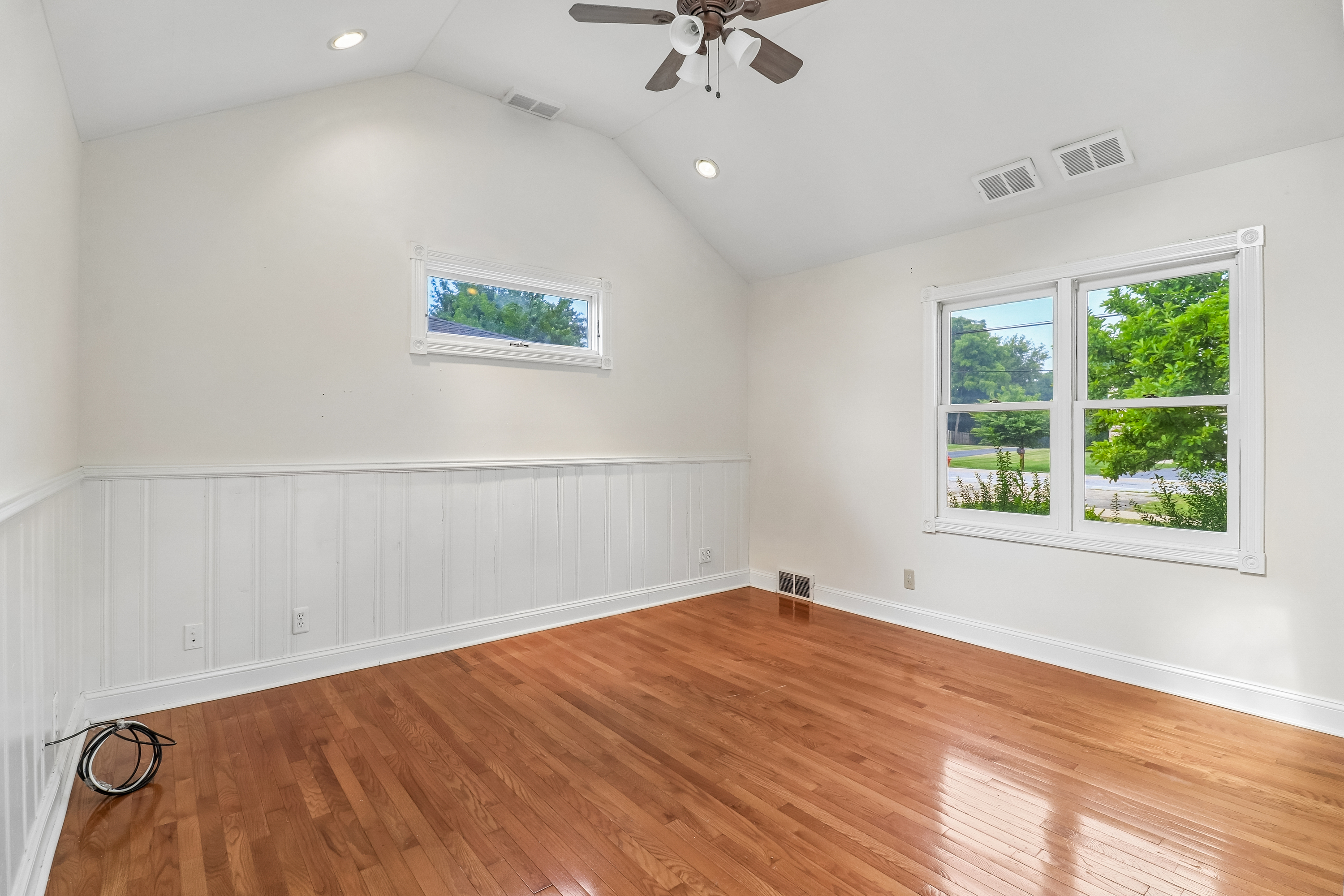 Photo 12 of 35 of 4811 Roslyn Rd, Downers Grove, IL