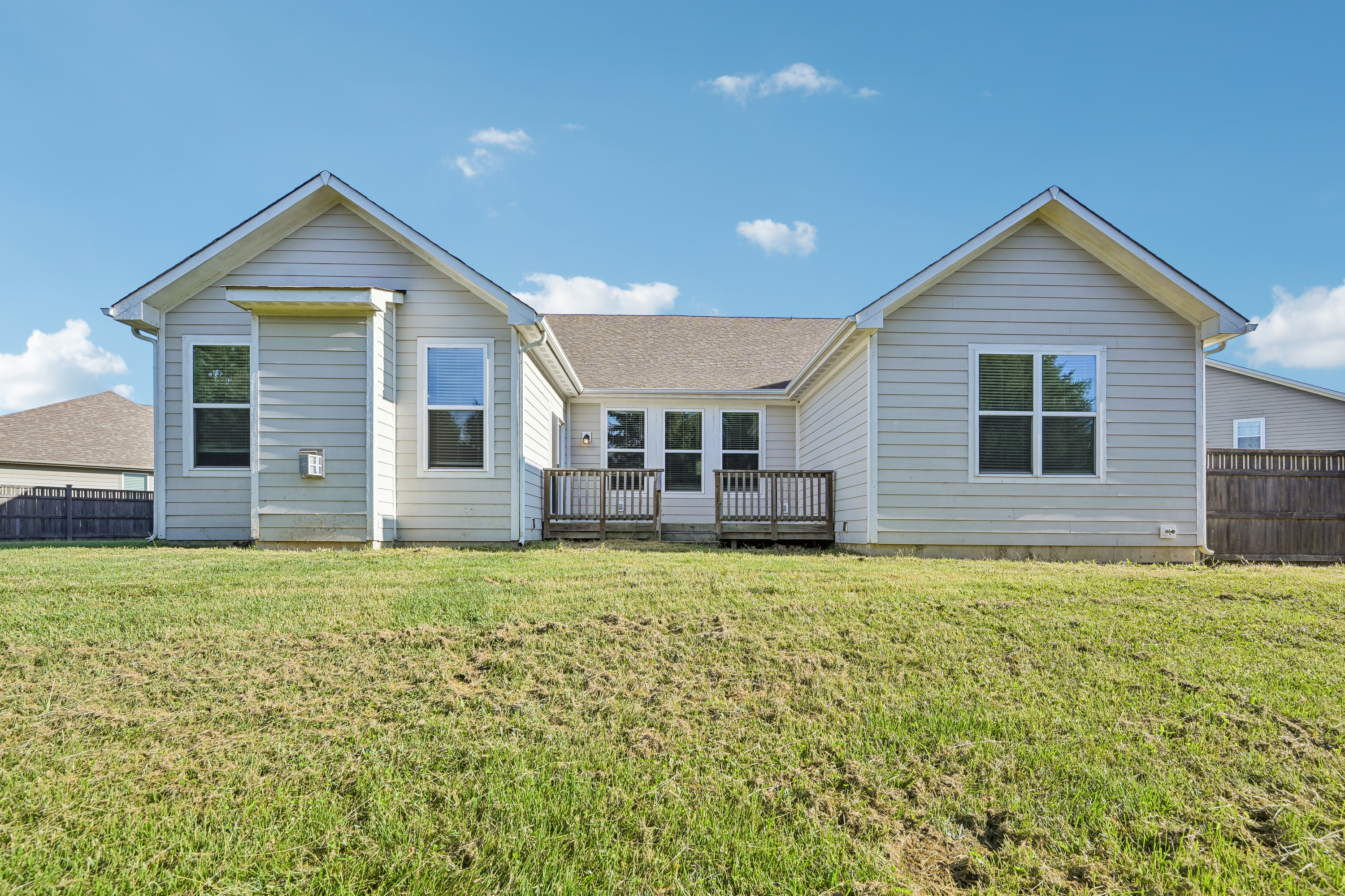 Photo 9 of 44 of 21323 Wharfdale Dr, Noblesville, IN