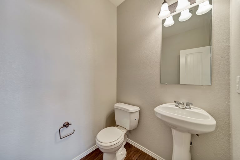 Photo 31 of 37 - 941 John Kennedy Dr, Saginaw, TX 76179