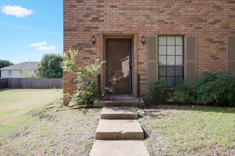 Photo 5 of 25 - 7317 Kingswood Cir, Fort Worth, TX 76133