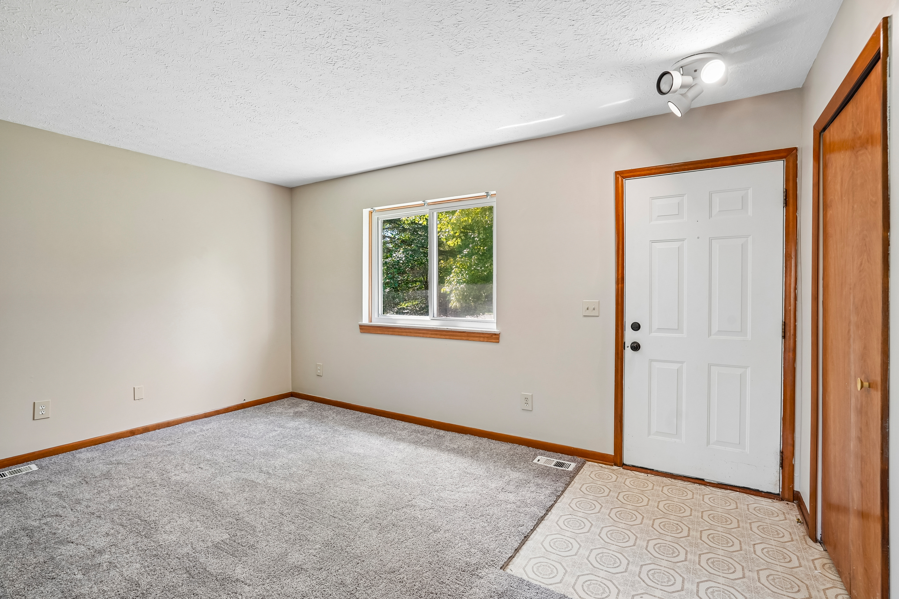 Photo 9 of 30 of 10153 Ashton St, Pinckney, MI