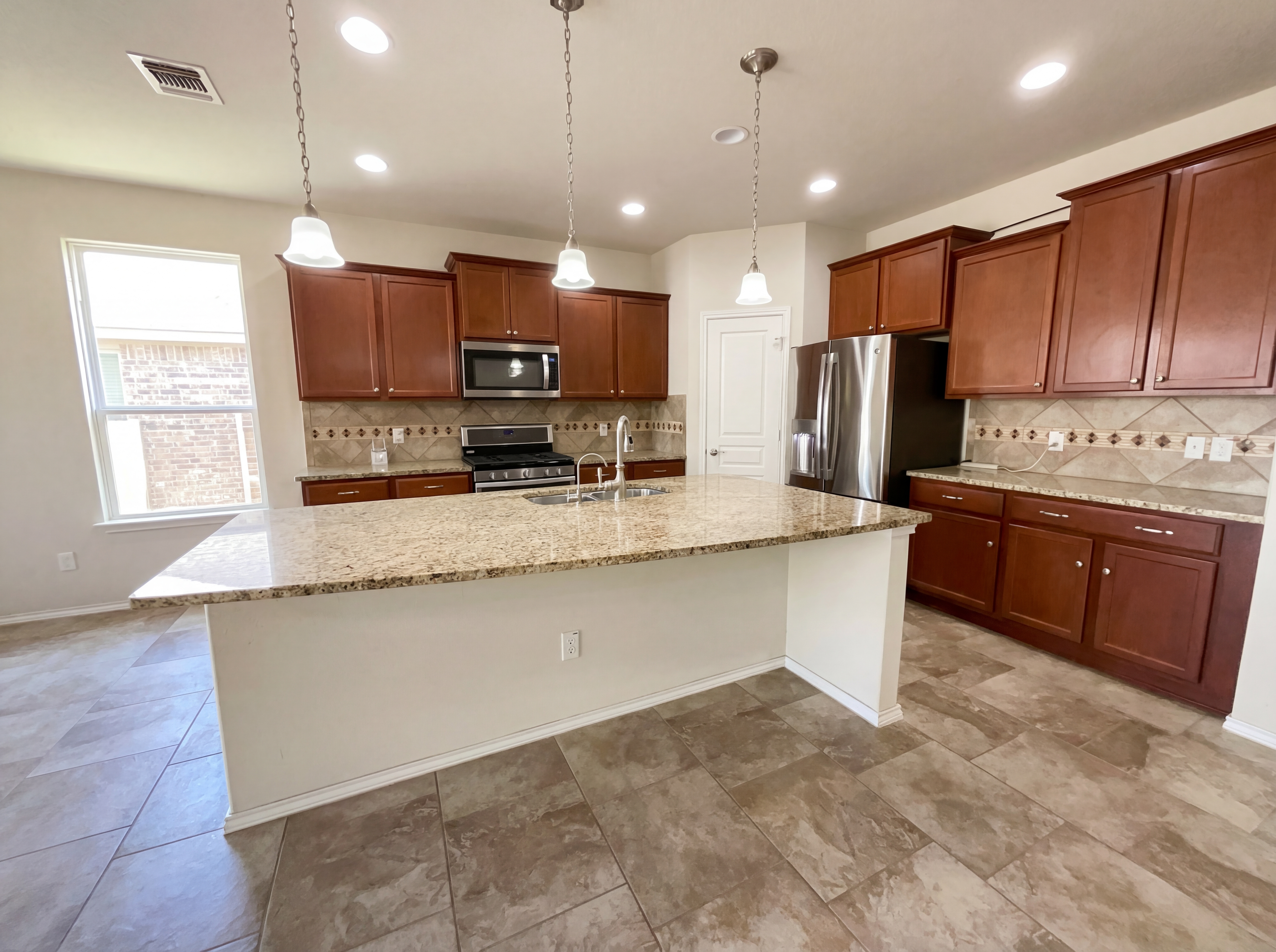 Photo 2 of 23 of 13911 Persimmon Cv, San Antonio, TX