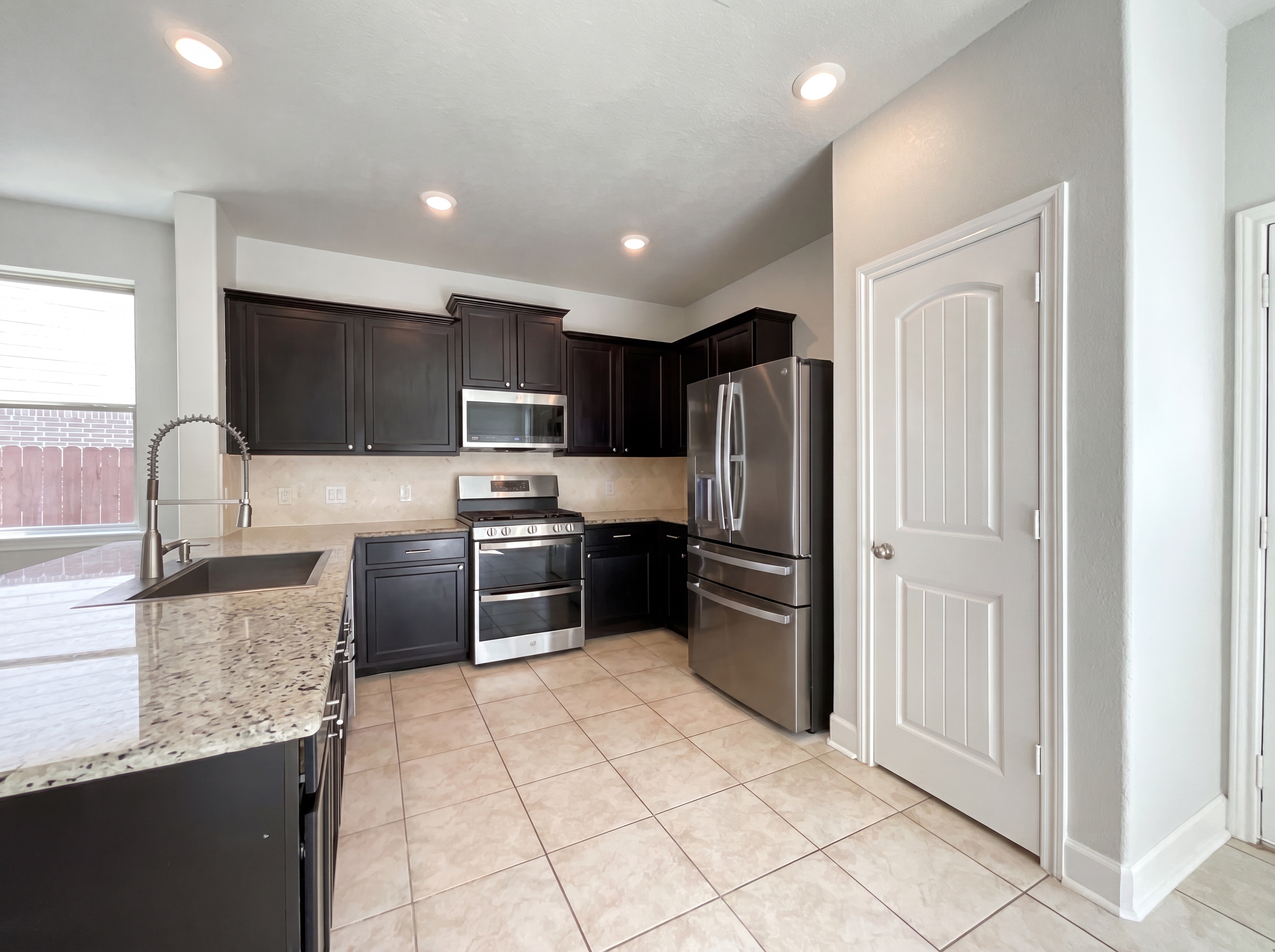 Photo 2 of 17 of 18813 Genova Bay Ct, New Caney, TX