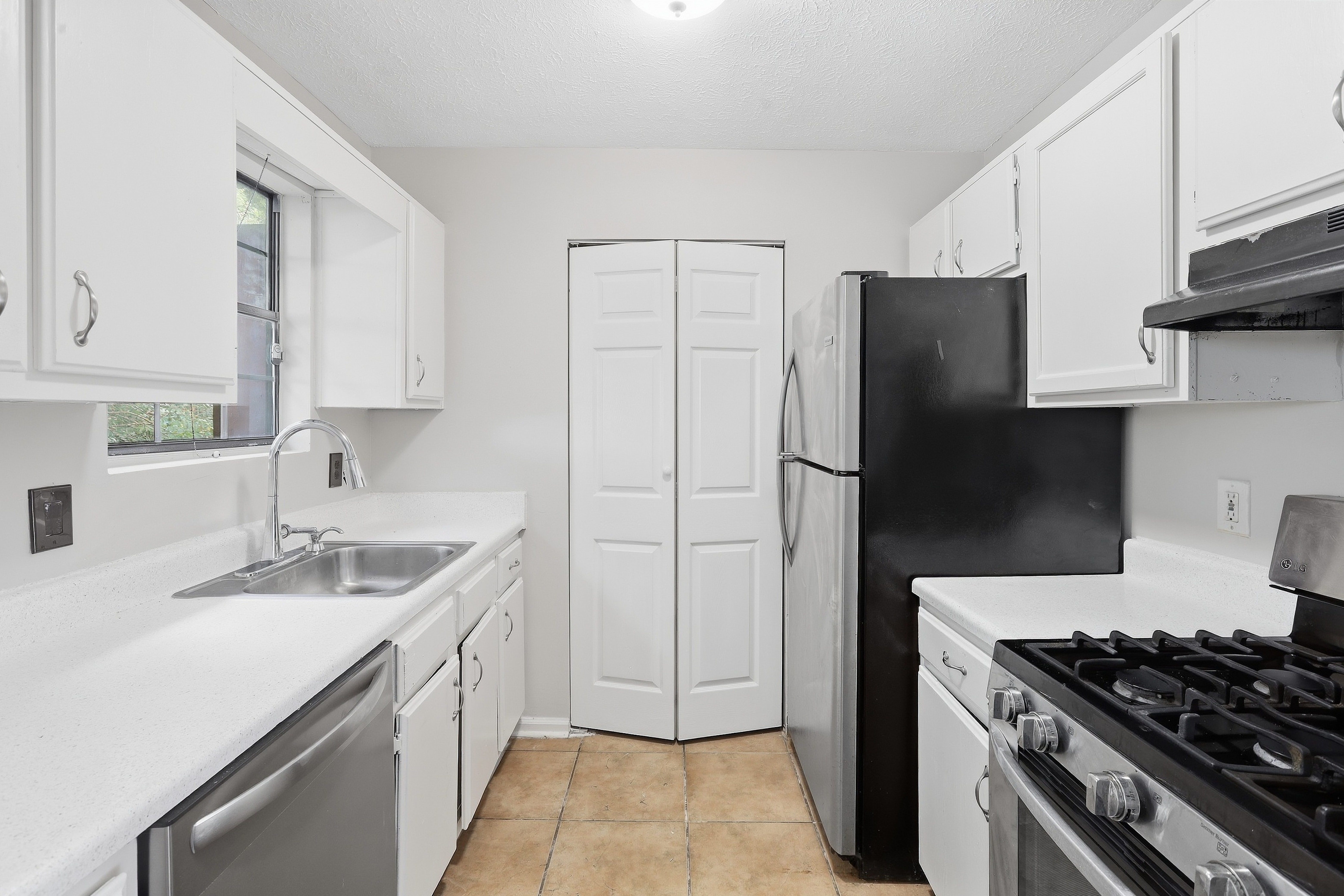 Photo 2 of 24 of 6977 Flagstone Dr, Austell, GA