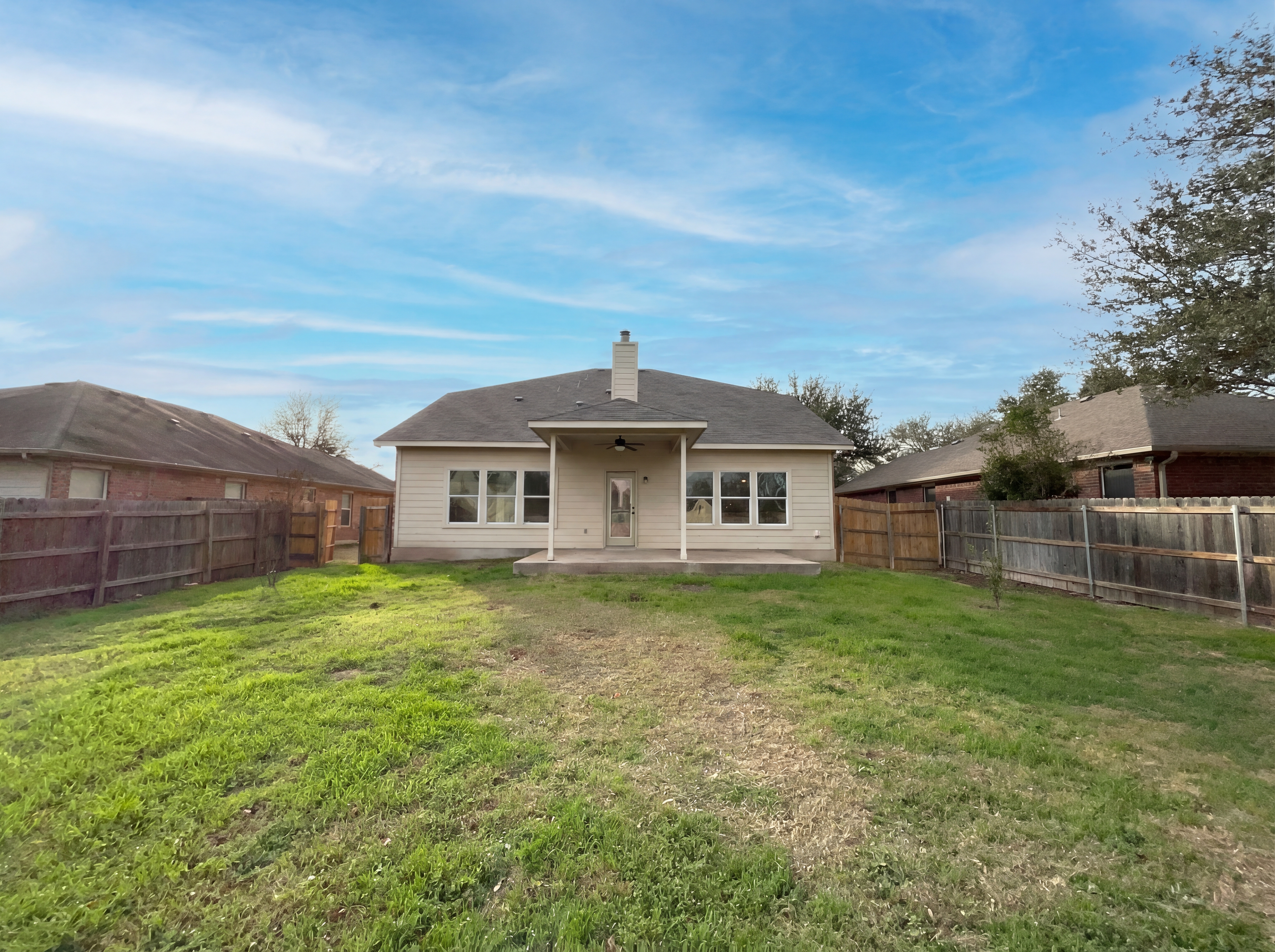 Photo 5 of 26 of 128 Inman Dr, Hutto, TX