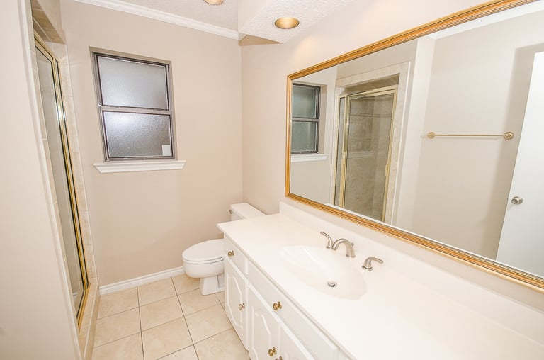 Photo 19 of 28 - 6436 Genstar Ln, Dallas, TX 75252