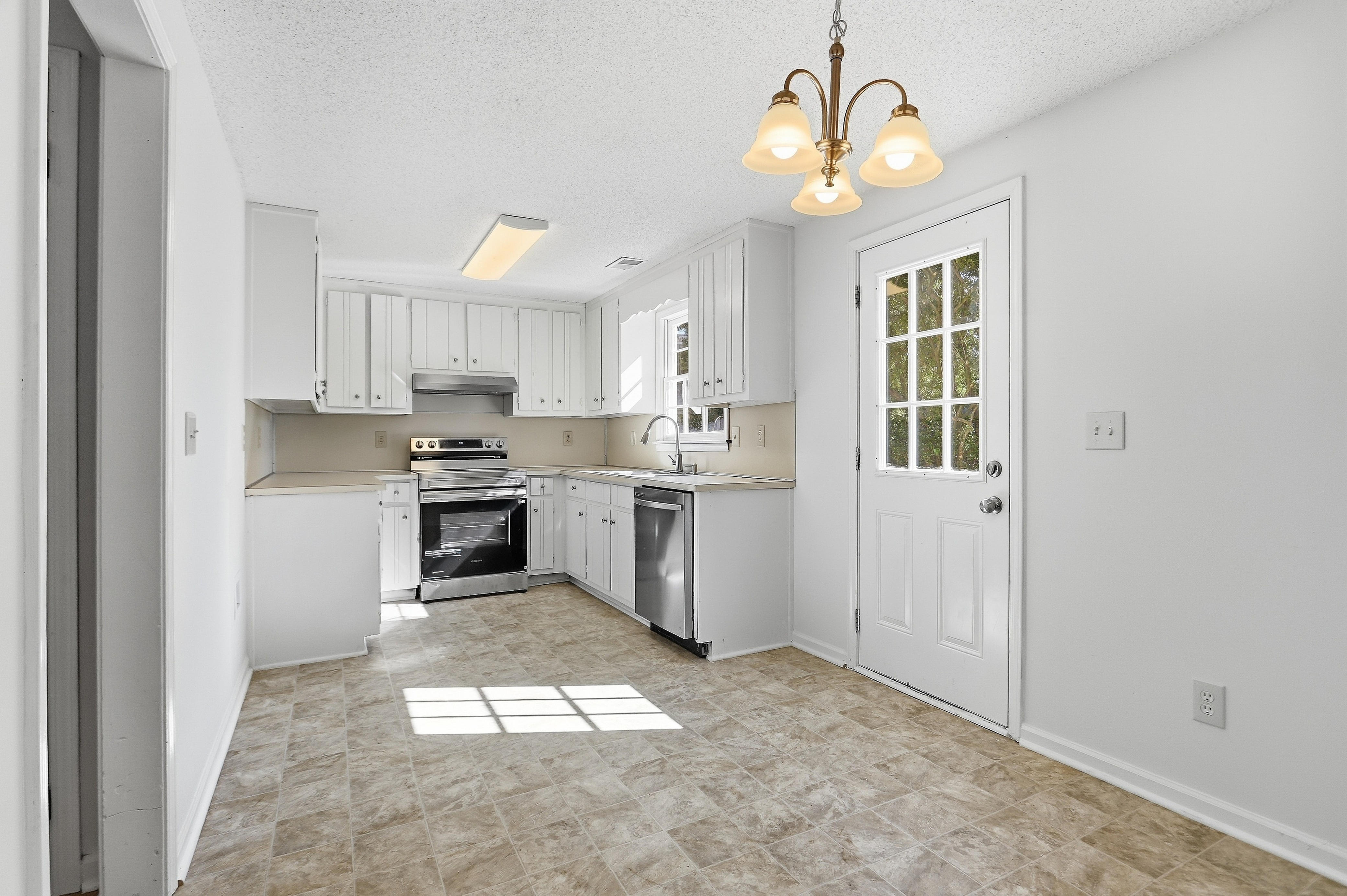 Photo 2 of 24 of 4400 Hidden Meadow Cir, Sugar Hill, GA