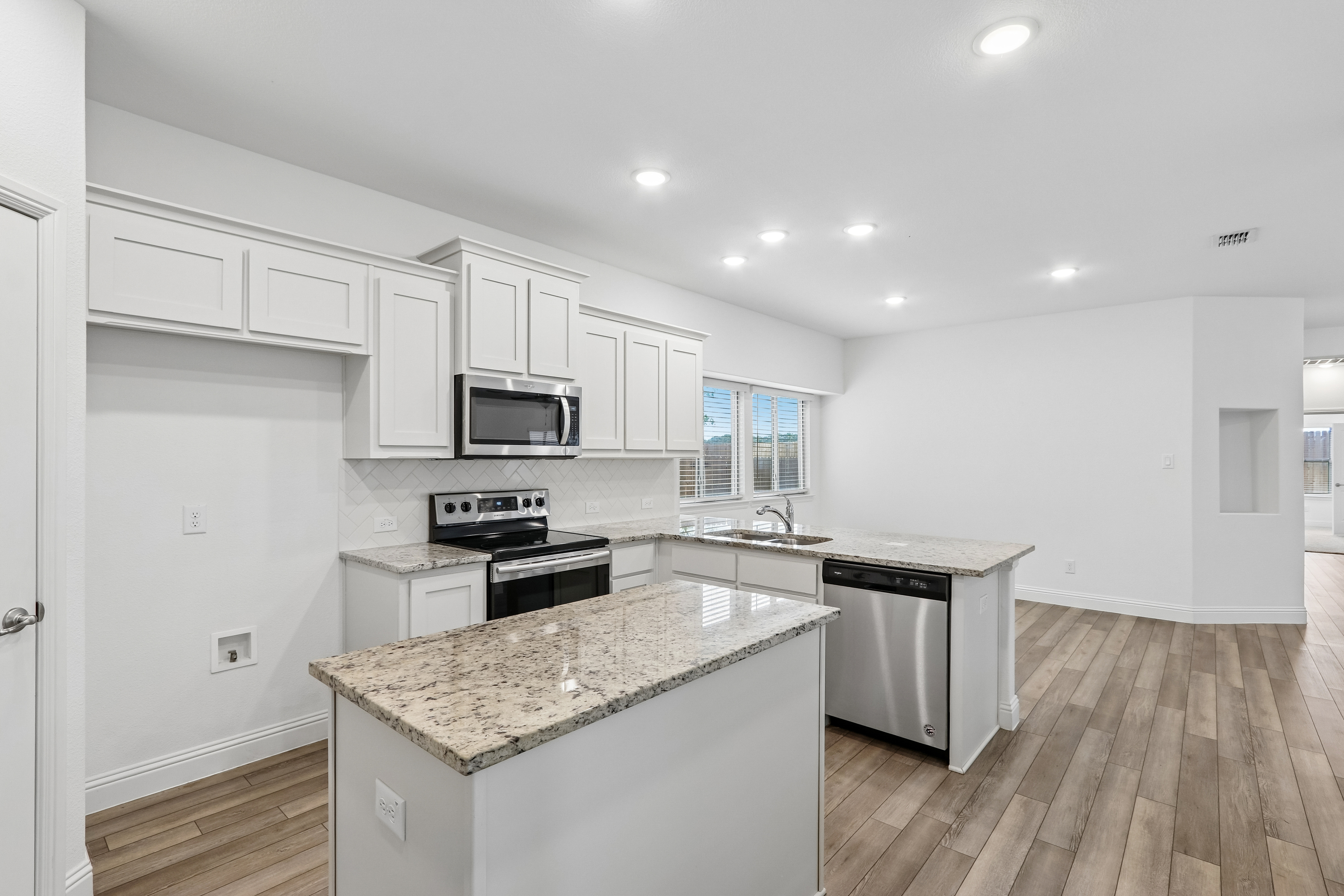 Photo 2 of 42 of 568 Val Verde St, Aubrey, TX