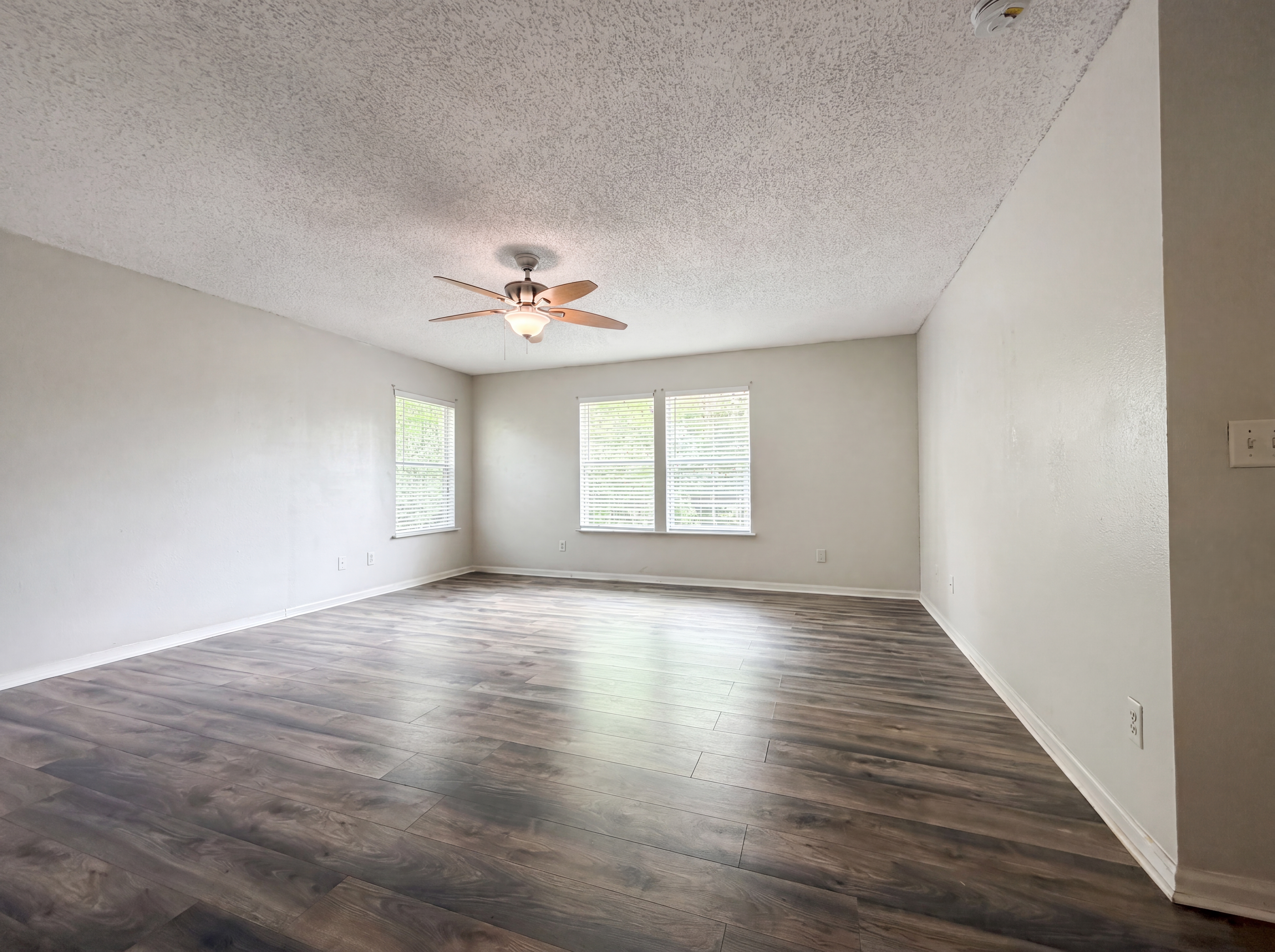 Photo 11 of 27 of 7002 Beekman Lake Dr, Jacksonville, FL