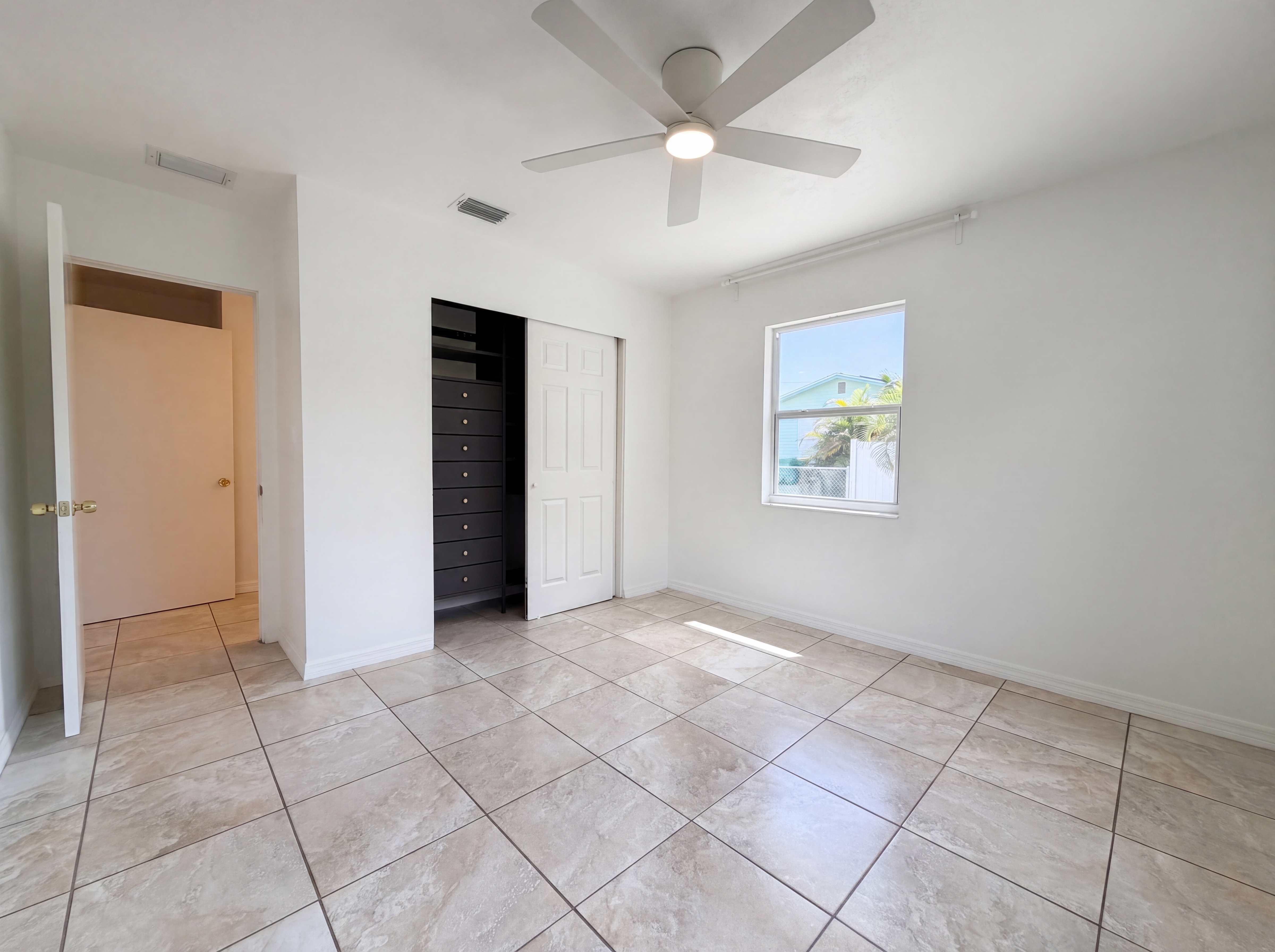 Photo 16 of 28 of 829 E 4th St, Englewood, FL