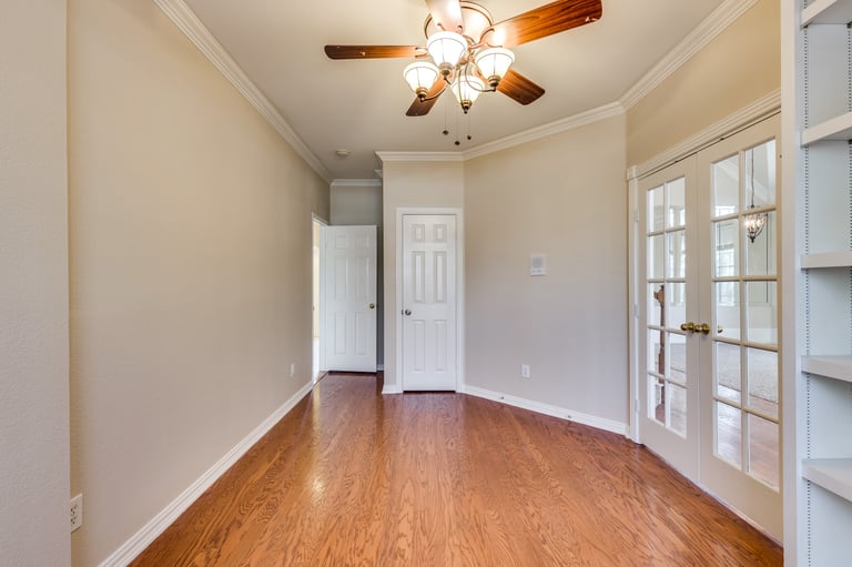 Photo 17 of 36 - 5700 Christy Ln, Haltom City, TX 76137