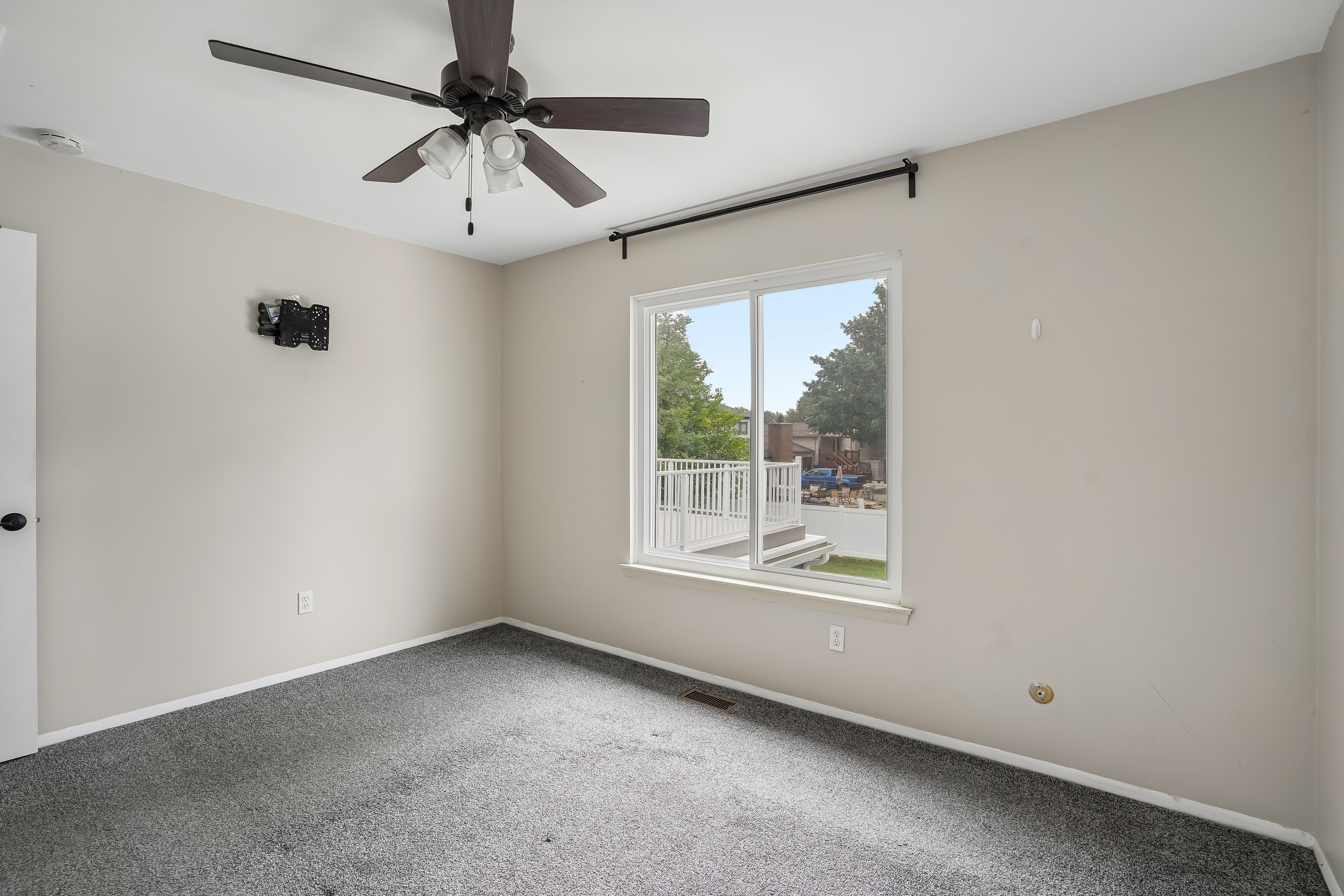 Photo 19 of 37 of 18923 Orleans Pl, Woodhaven, MI