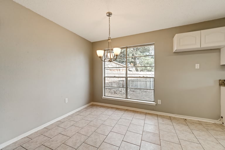 Photo 10 of 23 - 2517 Laredo Ct, Arlington, TX 76015