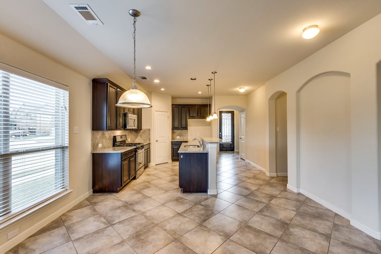 Photo 11 of 30 - 1517 Nightingale Dr, Aubrey, TX 76227