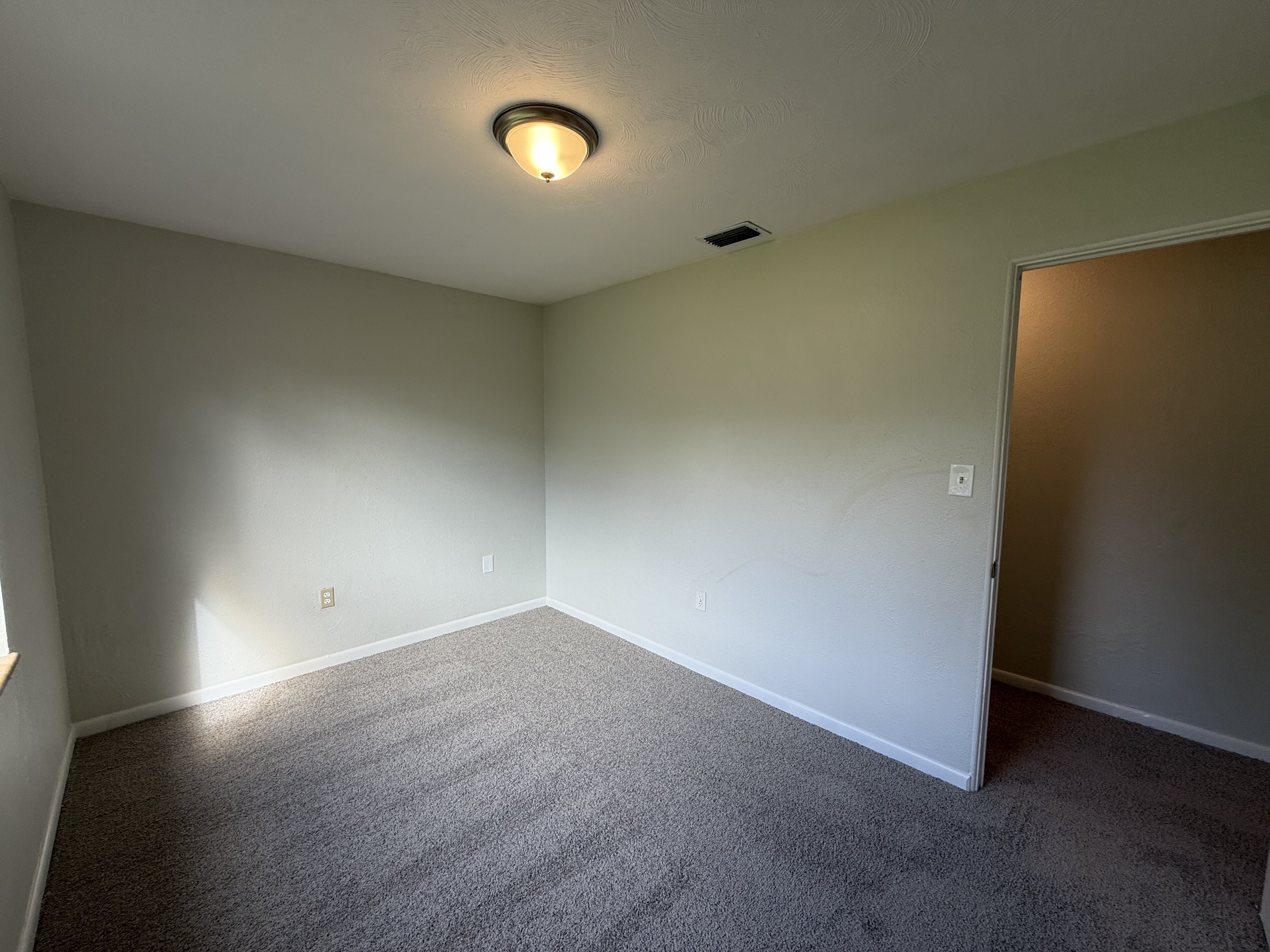 Photo 15 of 24 of 411 W Seminole Ave, Eustis, FL