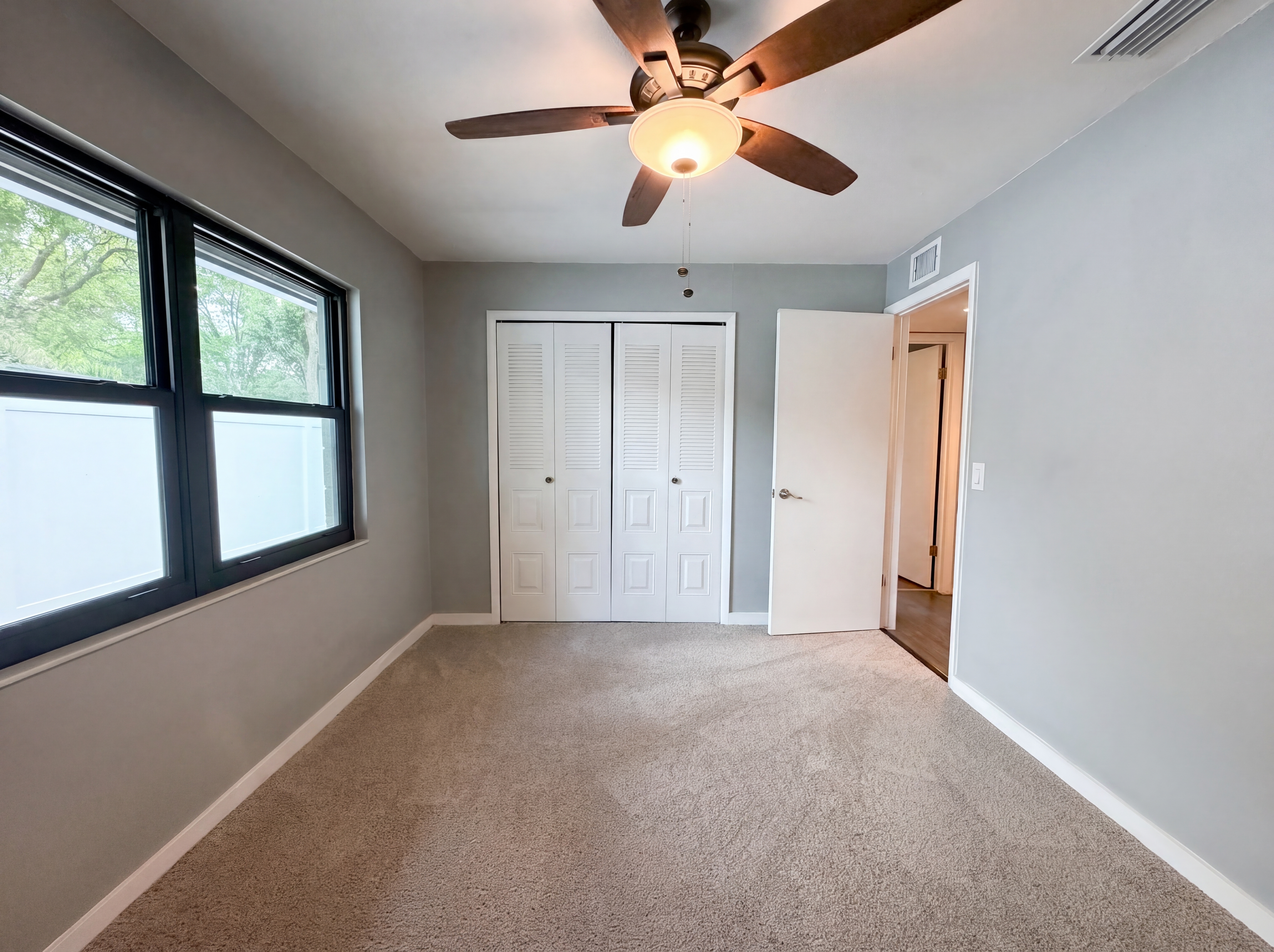 Photo 12 of 23 of 17621 Meadowbridge Dr, Lutz, FL