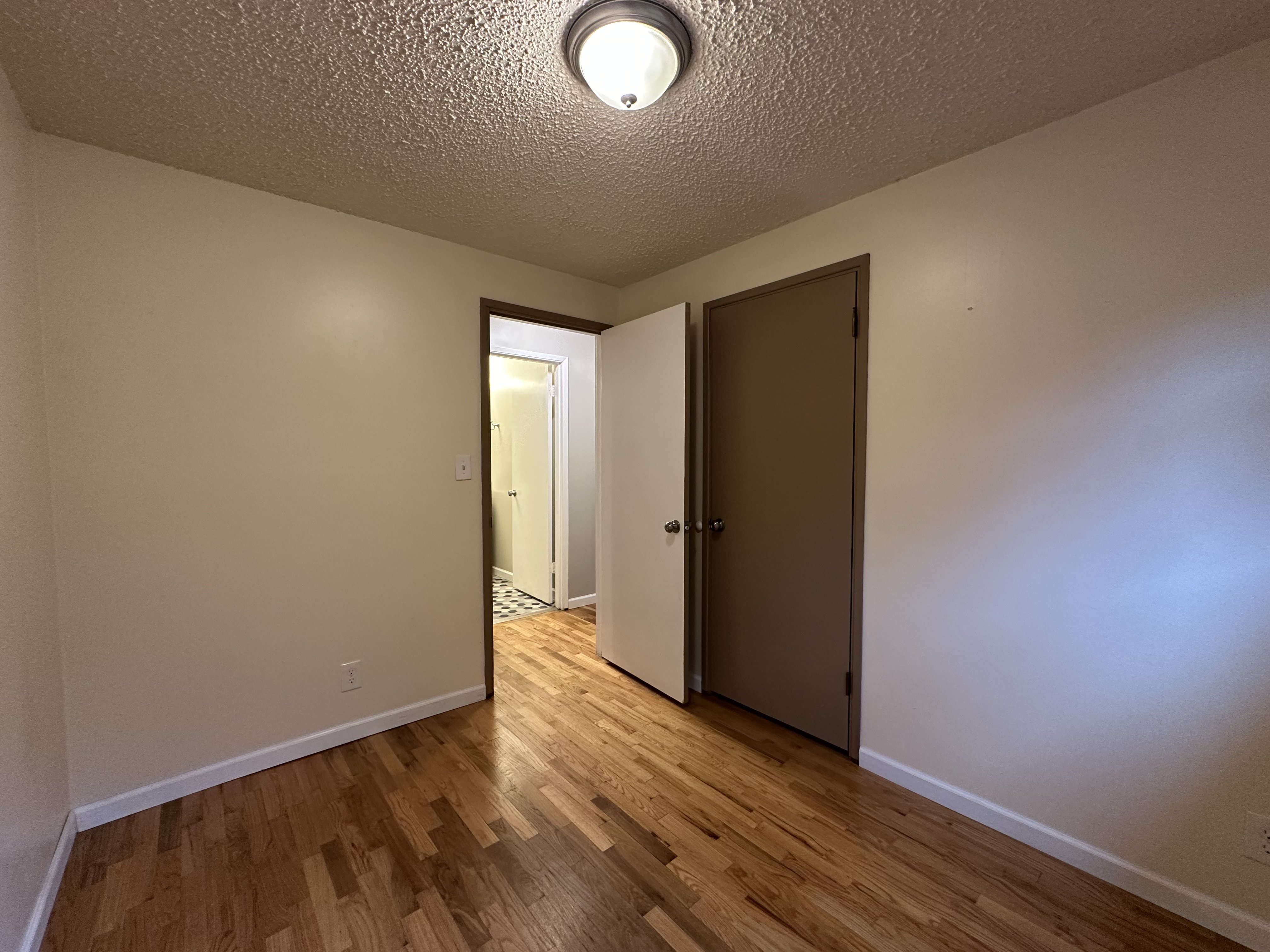 Photo 16 of 25 of 10401 NE 130th St, Kirkland, WA