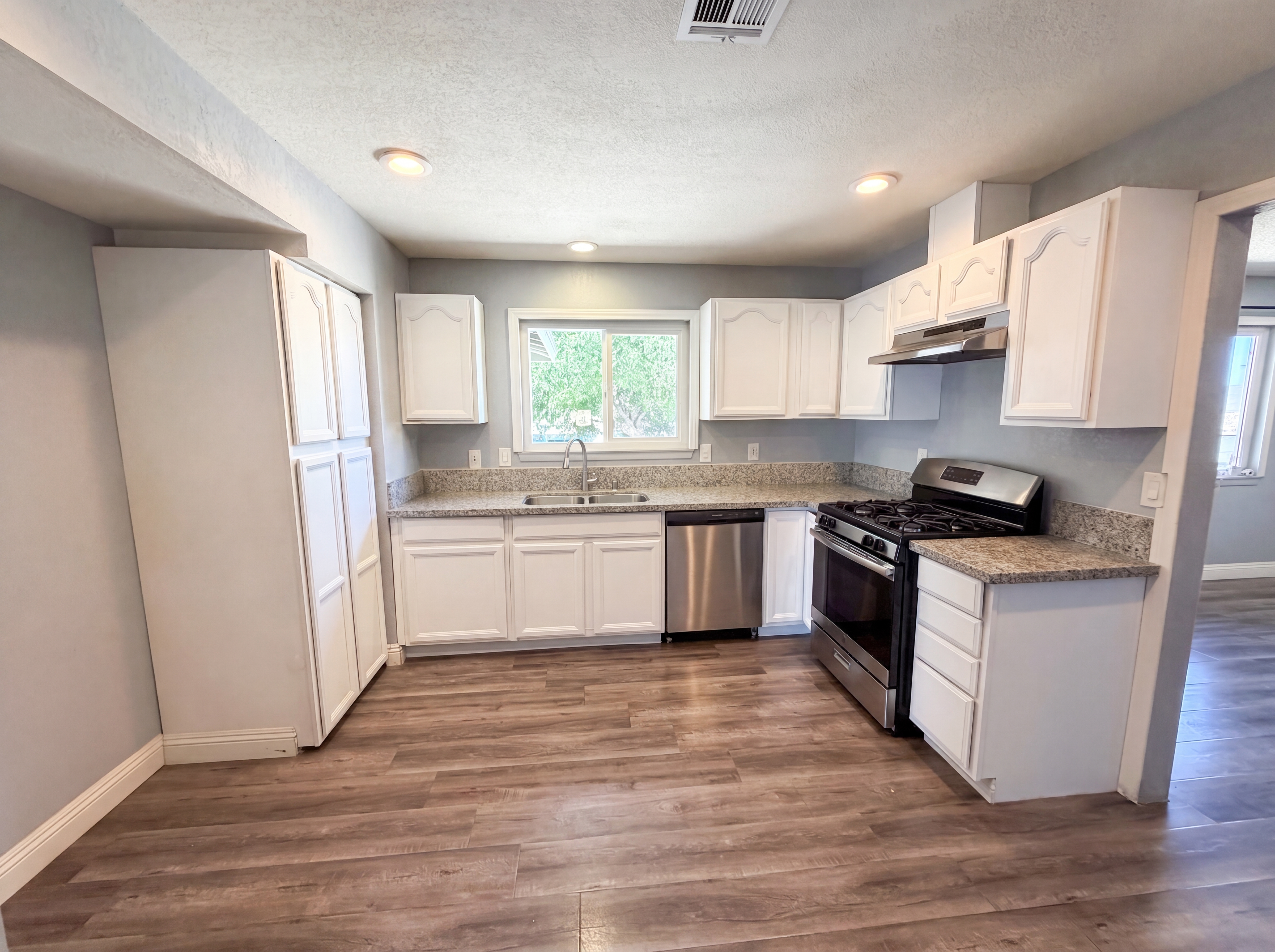 Photo 7 of 24 of 15929 La Verida Dr, Victorville, CA