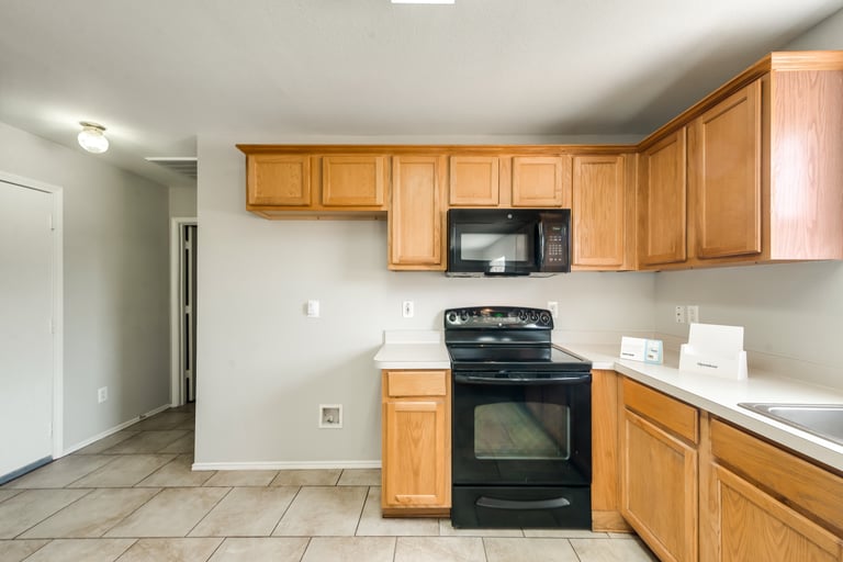 Photo 9 of 31 - 9729 Parkmere Dr, Fort Worth, TX 76108